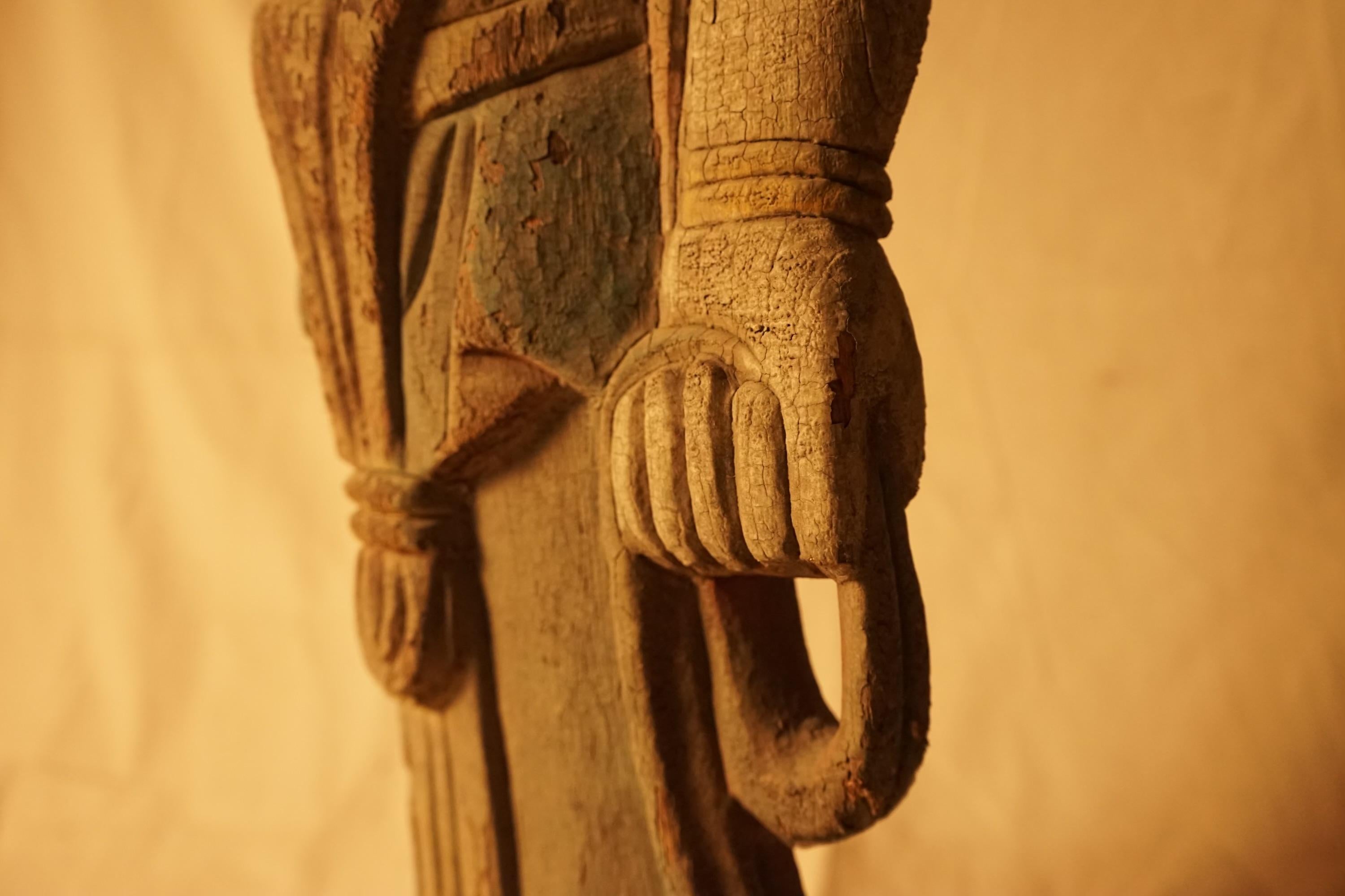 Impressionante grande Buddha in piedi intagliato in Wood Woods con patina invecchiata in vendita 4