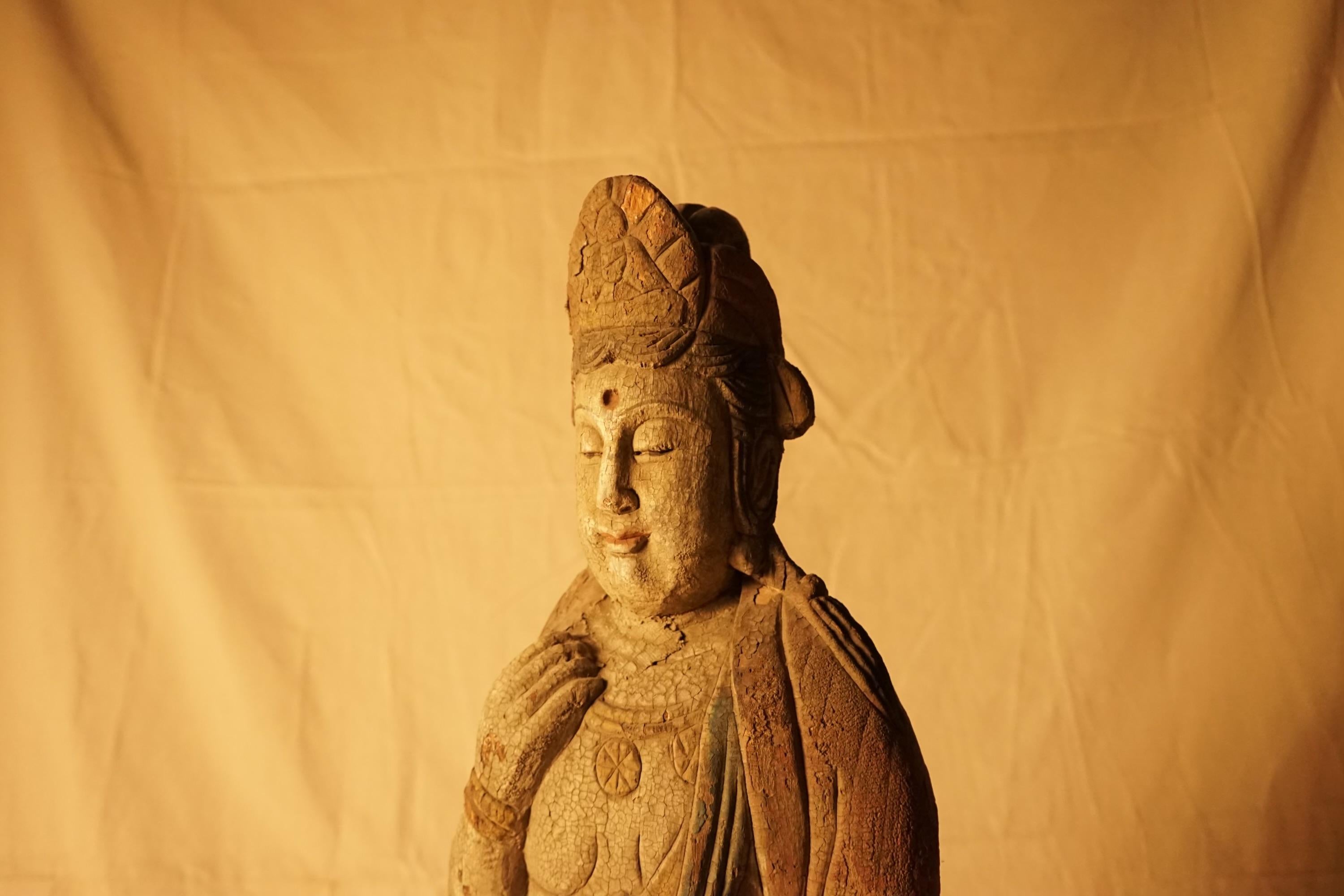 Impressionante grande Buddha in piedi intagliato in Wood Woods con patina invecchiata in vendita 5