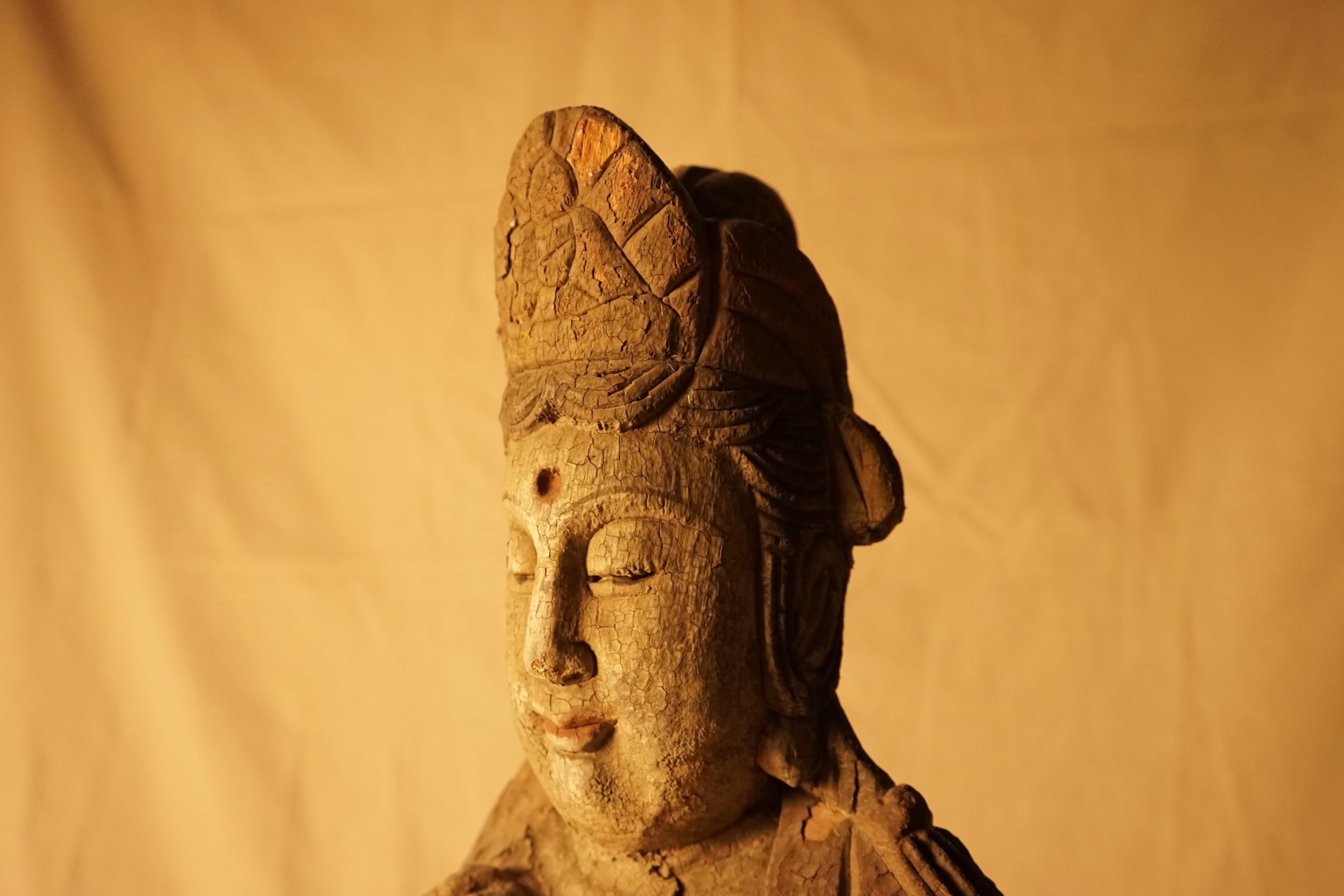 Impressionante grande Buddha in piedi intagliato in Wood Woods con patina invecchiata in vendita 6