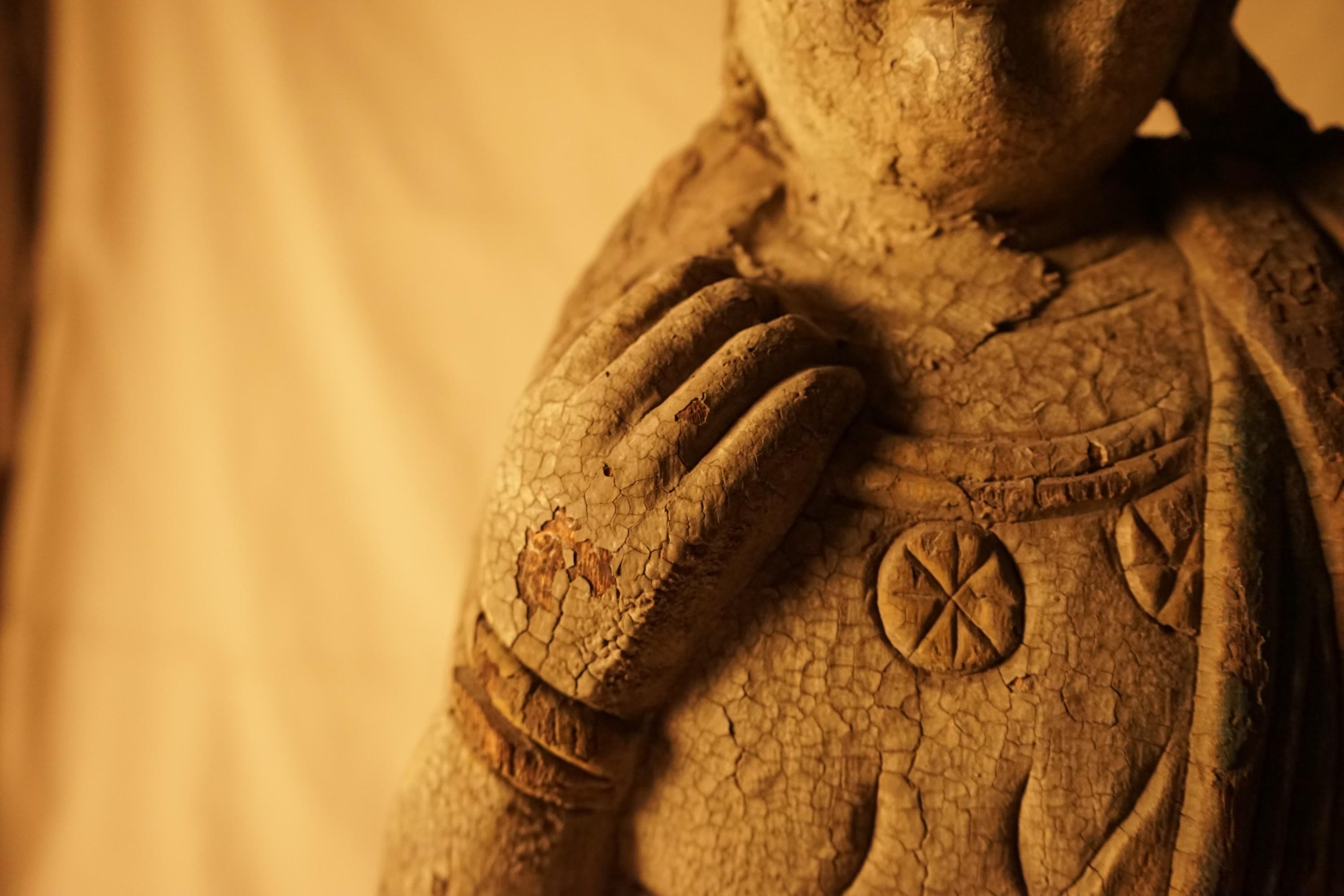 Impressionante grande Buddha in piedi intagliato in Wood Woods con patina invecchiata in vendita 9