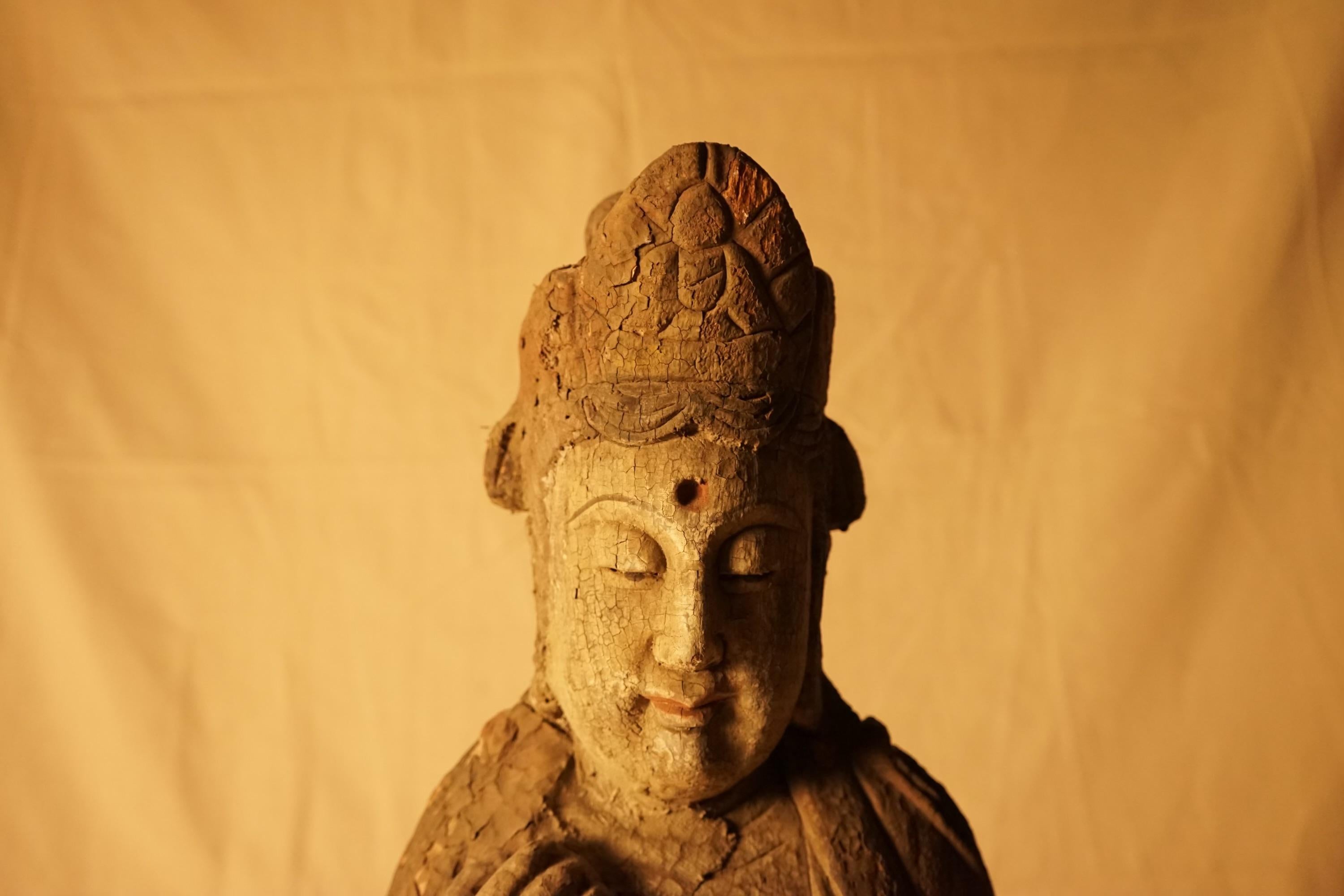 Impressionante grande Buddha in piedi intagliato in Wood Woods con patina invecchiata in vendita 10
