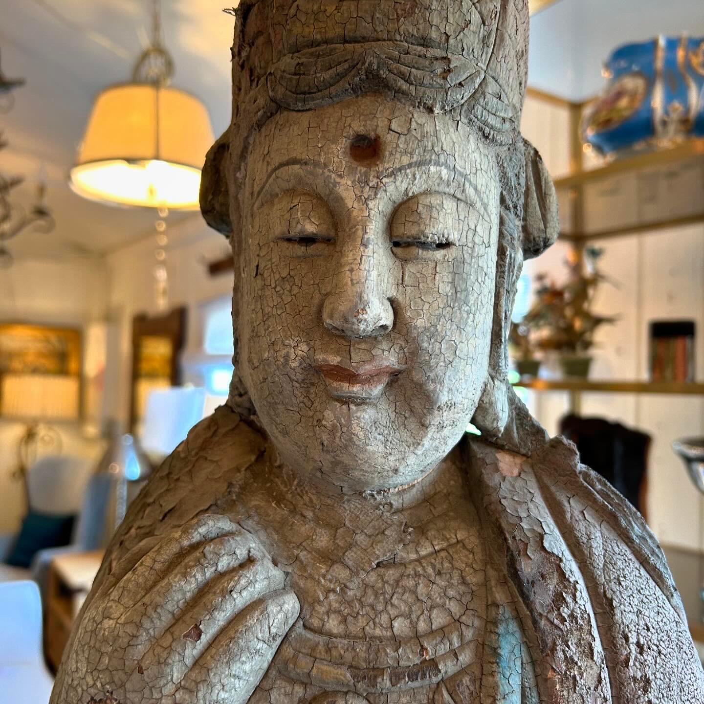 Un grande Buddha in piedi, molto imponente e sereno, con una patina di legno calcareo grigiastro da far perdere la testa.  