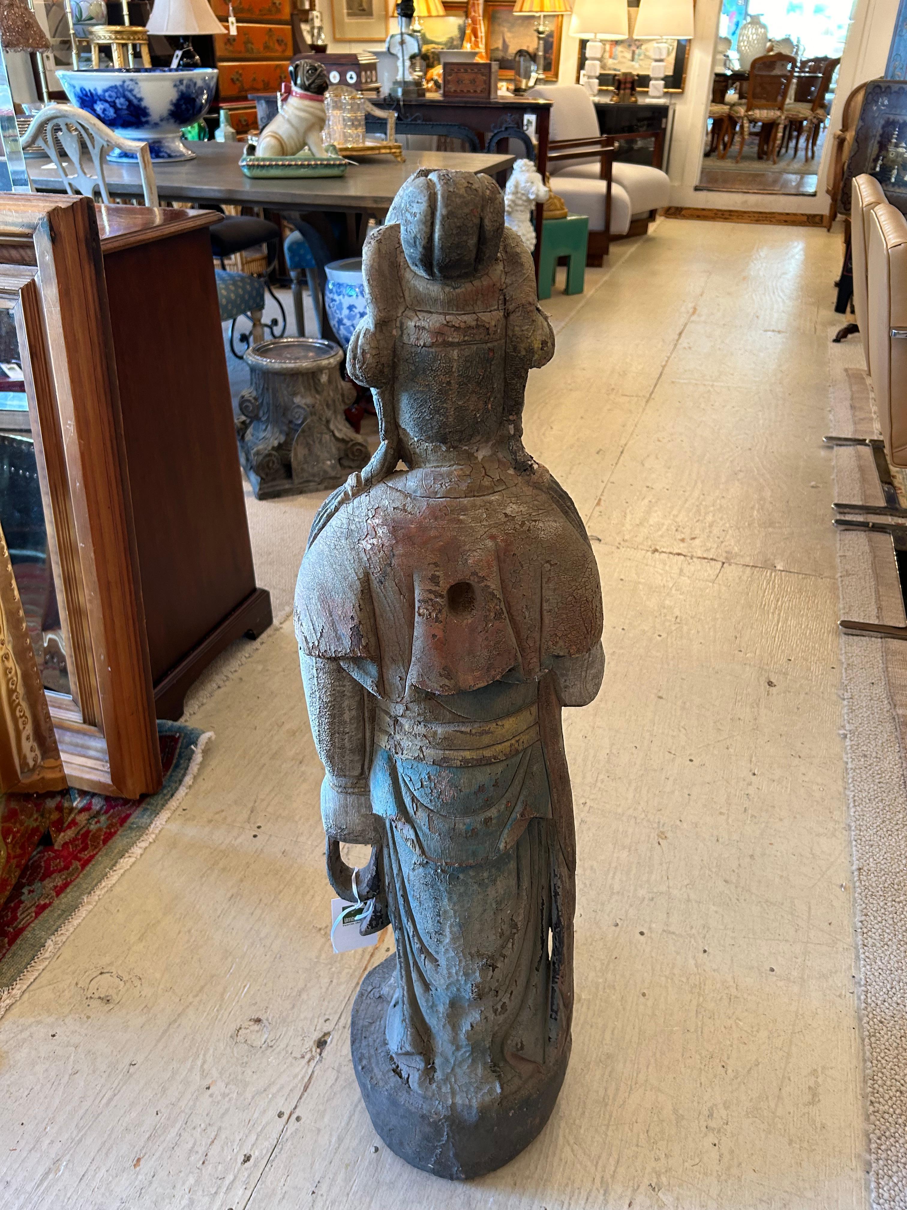 Thailandese Impressionante grande Buddha in piedi intagliato in Wood Woods con patina invecchiata in vendita