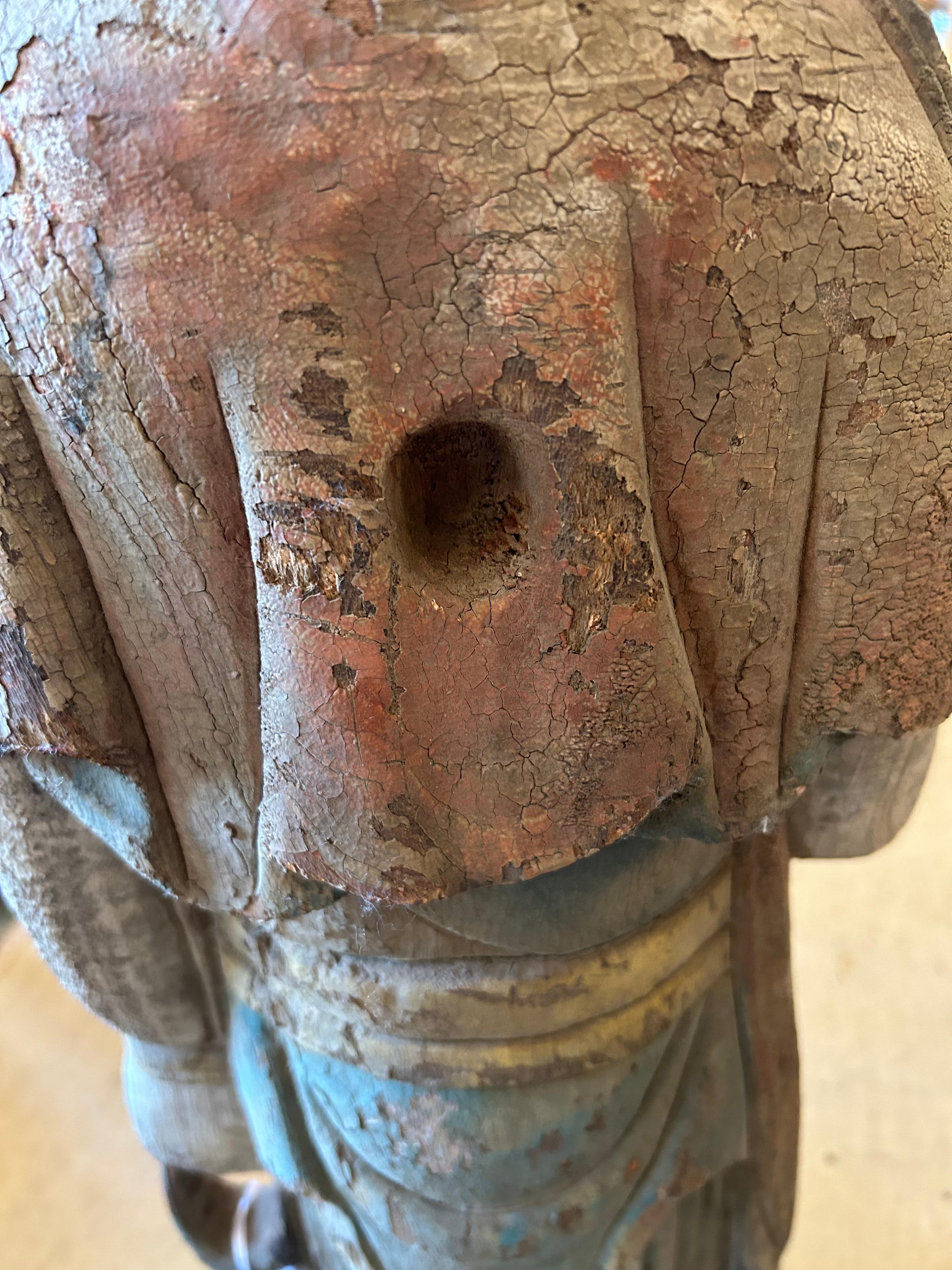 Impressionante grande Buddha in piedi intagliato in Wood Woods con patina invecchiata in vendita 1