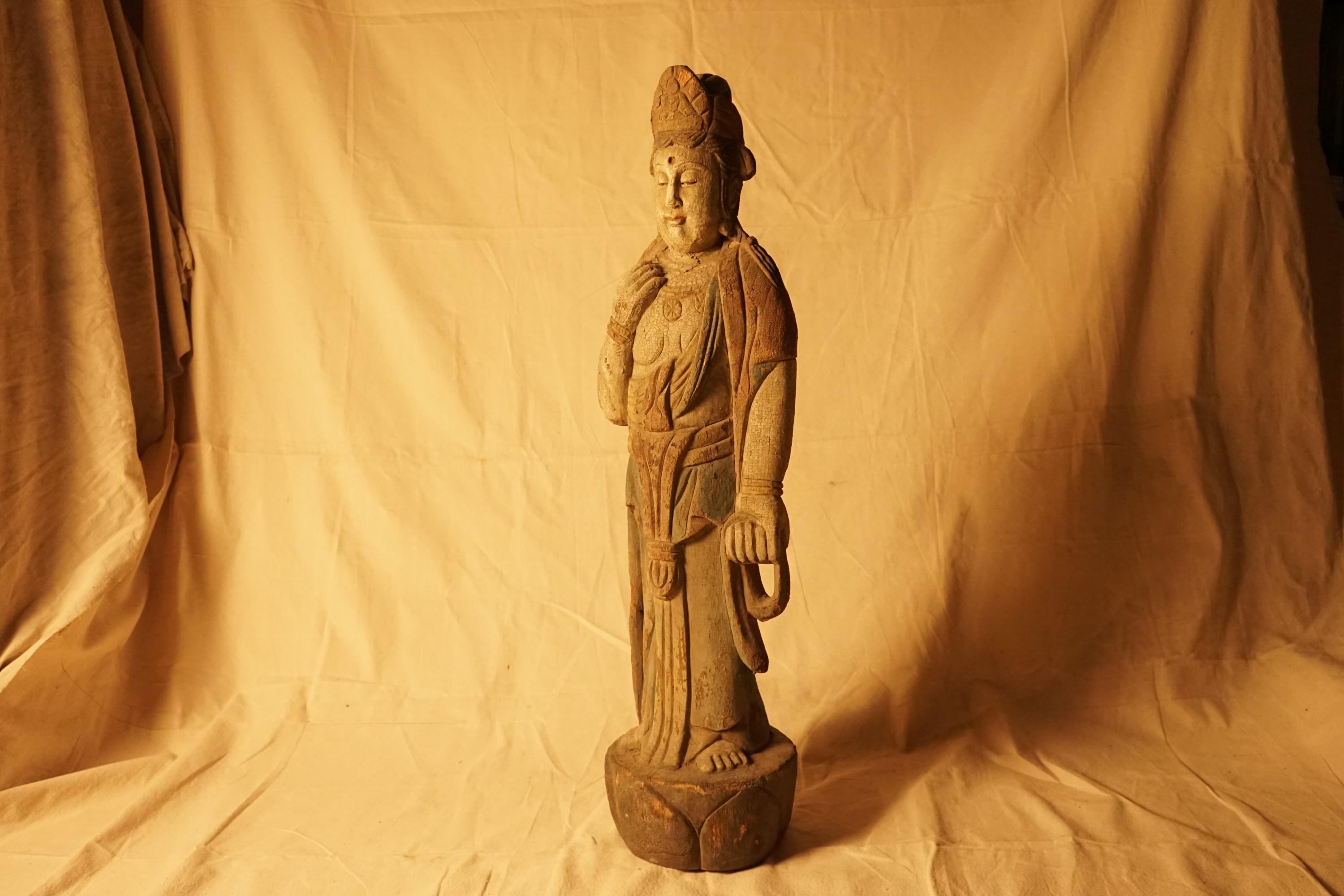 Impressionante grande Buddha in piedi intagliato in Wood Woods con patina invecchiata in vendita 2