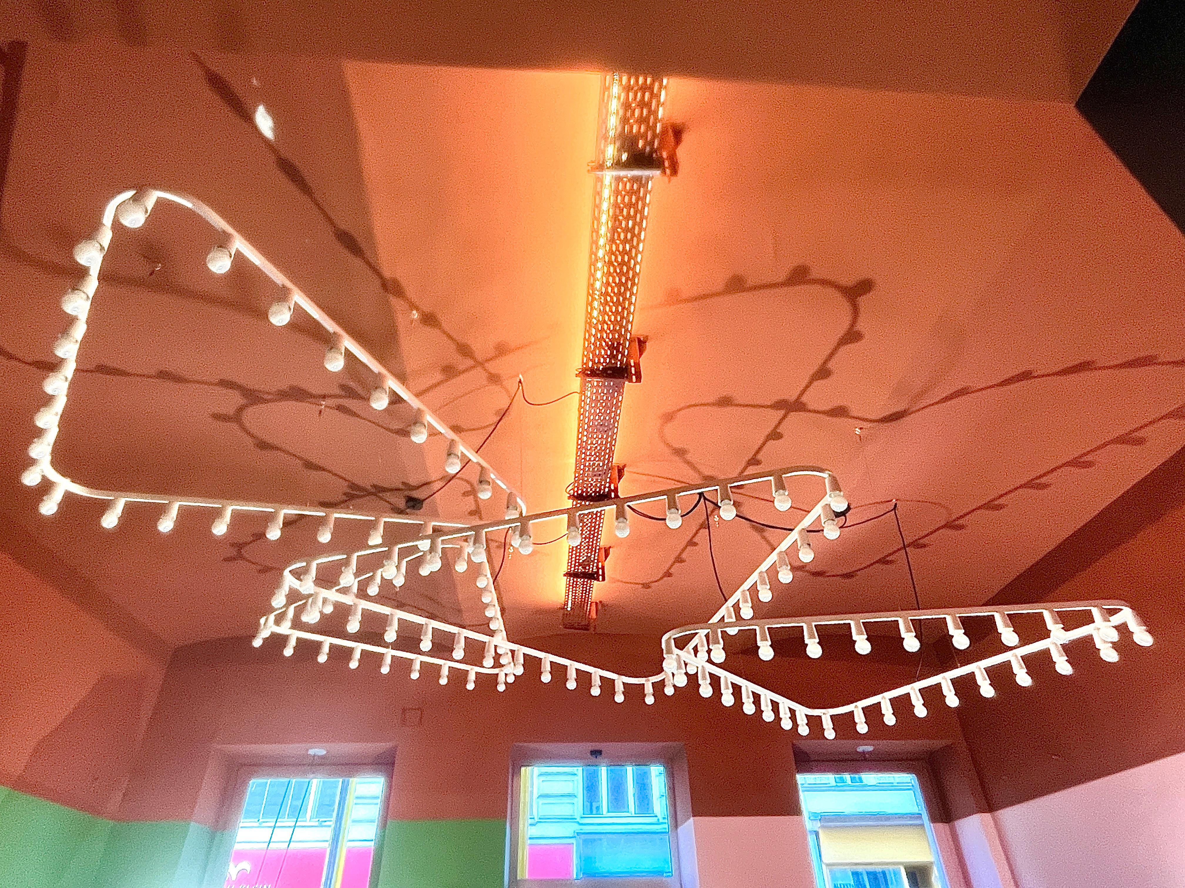 Beeindruckender großer dreieckiger Lichtskulptur-Kronleuchter, Gino Sarfatti-Stil, 1950er Jahre im Zustand „Gut“ im Angebot in Vienna, AT