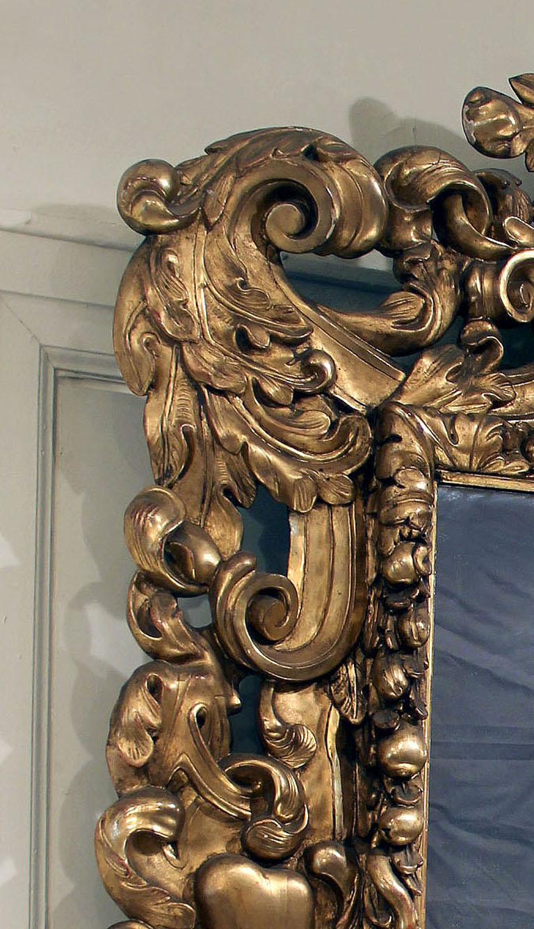 Beeindruckender Spiegel aus geschnitztem Giltholz im Rokoko-Stil des späten 19. (Handgeschnitzt) im Angebot