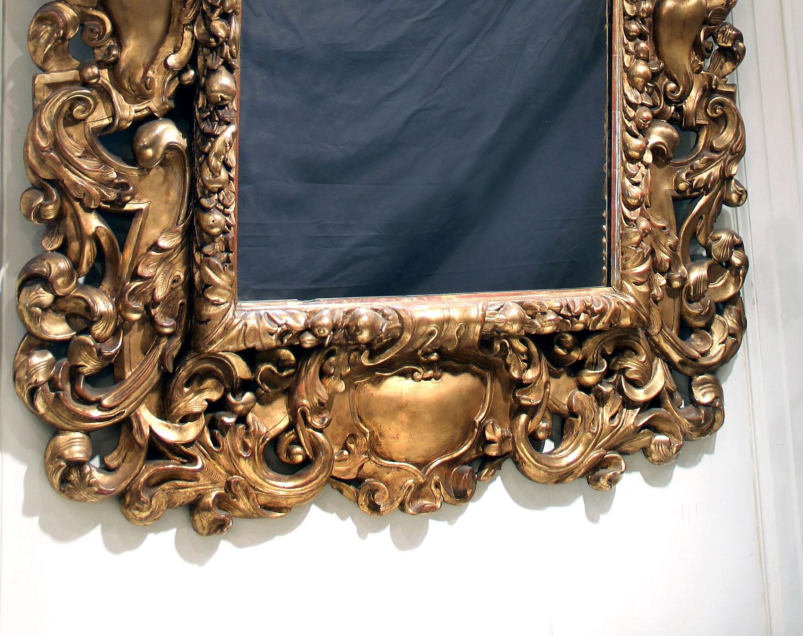 XIXe siècle Impressionnant miroir de style rococo de la fin du 19ème siècle en bois doré sculpté en vente