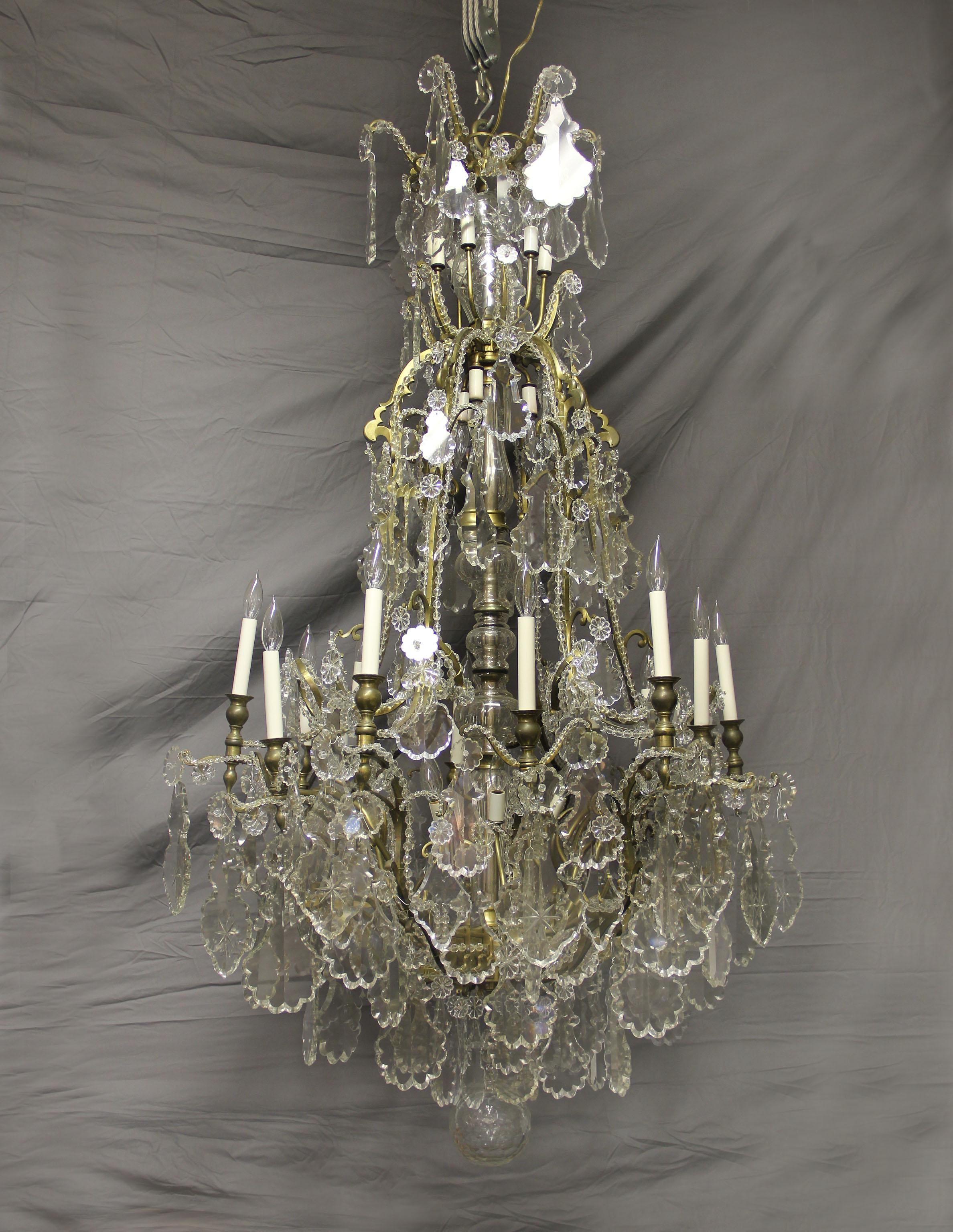 Meraviglioso e imponente lampadario a ventotto luci in bronzo dorato e cristallo della fine del XIX secolo

Cristallo sfaccettato e sagomato, bracci con perline, colonna centrale in cristallo tagliato, dodici luci perimetrali e sedici luci interne a