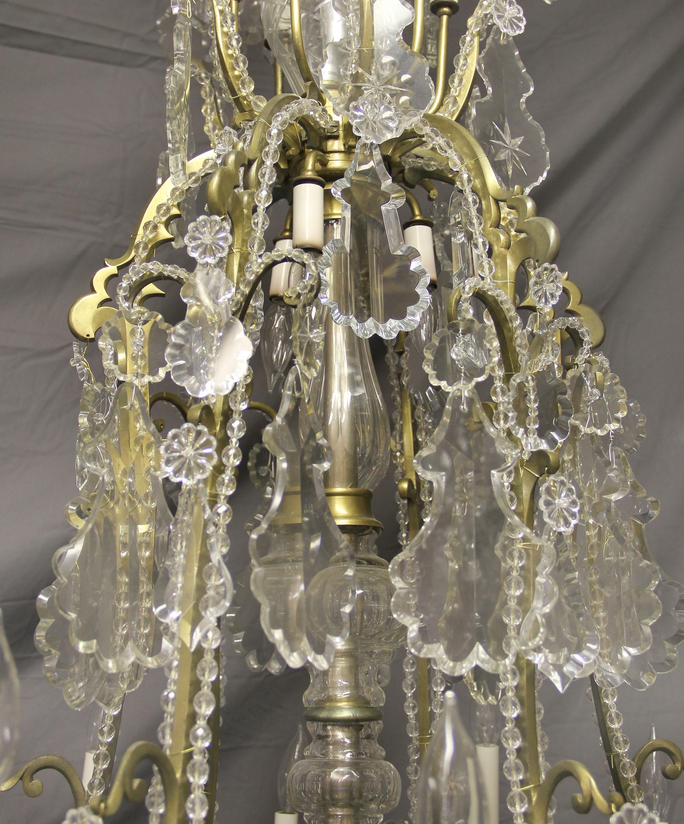 Belle Époque Impressionante lampadario di fine Ottocento in bronzo dorato e cristallo di Baccarat in vendita