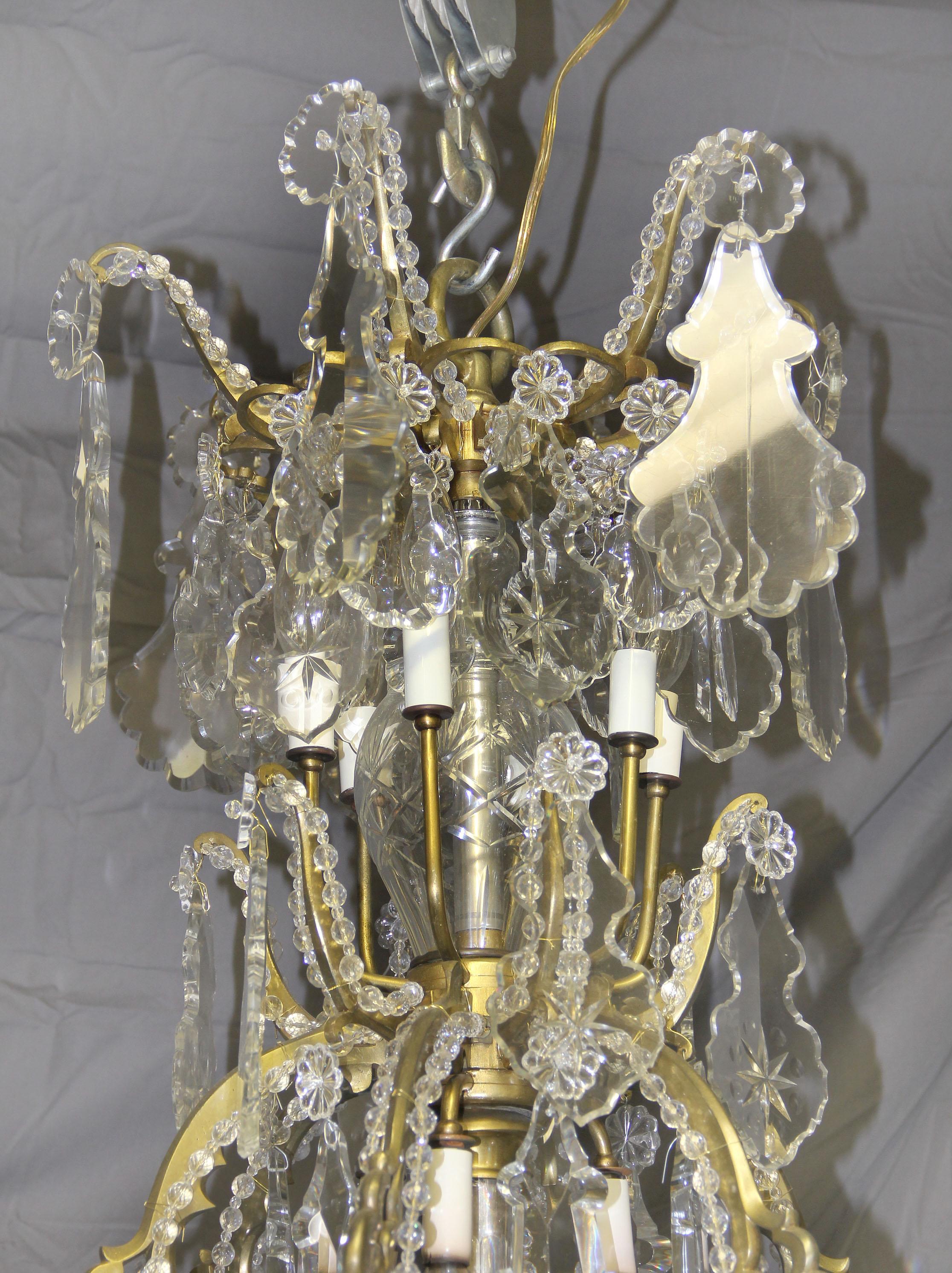 Francese Impressionante lampadario di fine Ottocento in bronzo dorato e cristallo di Baccarat in vendita