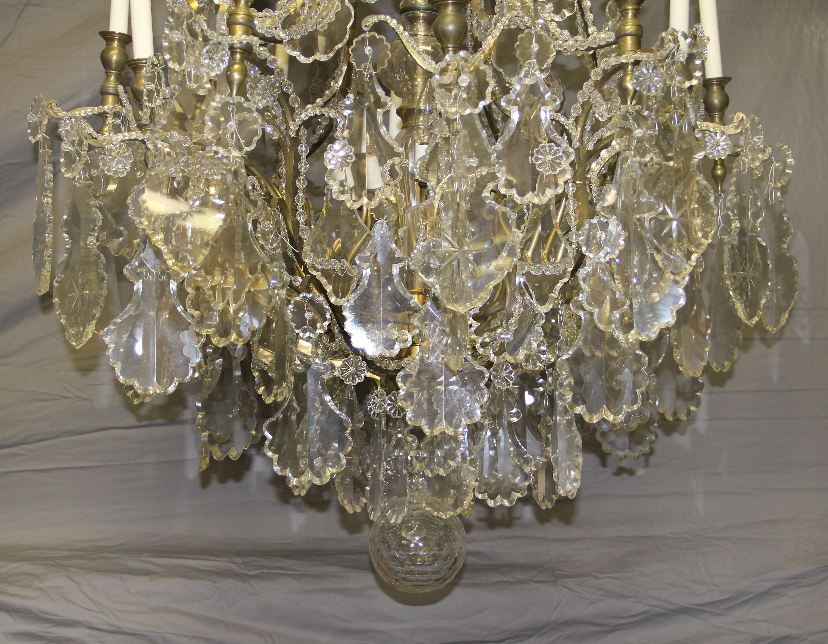 Dorato Impressionante lampadario di fine Ottocento in bronzo dorato e cristallo di Baccarat in vendita