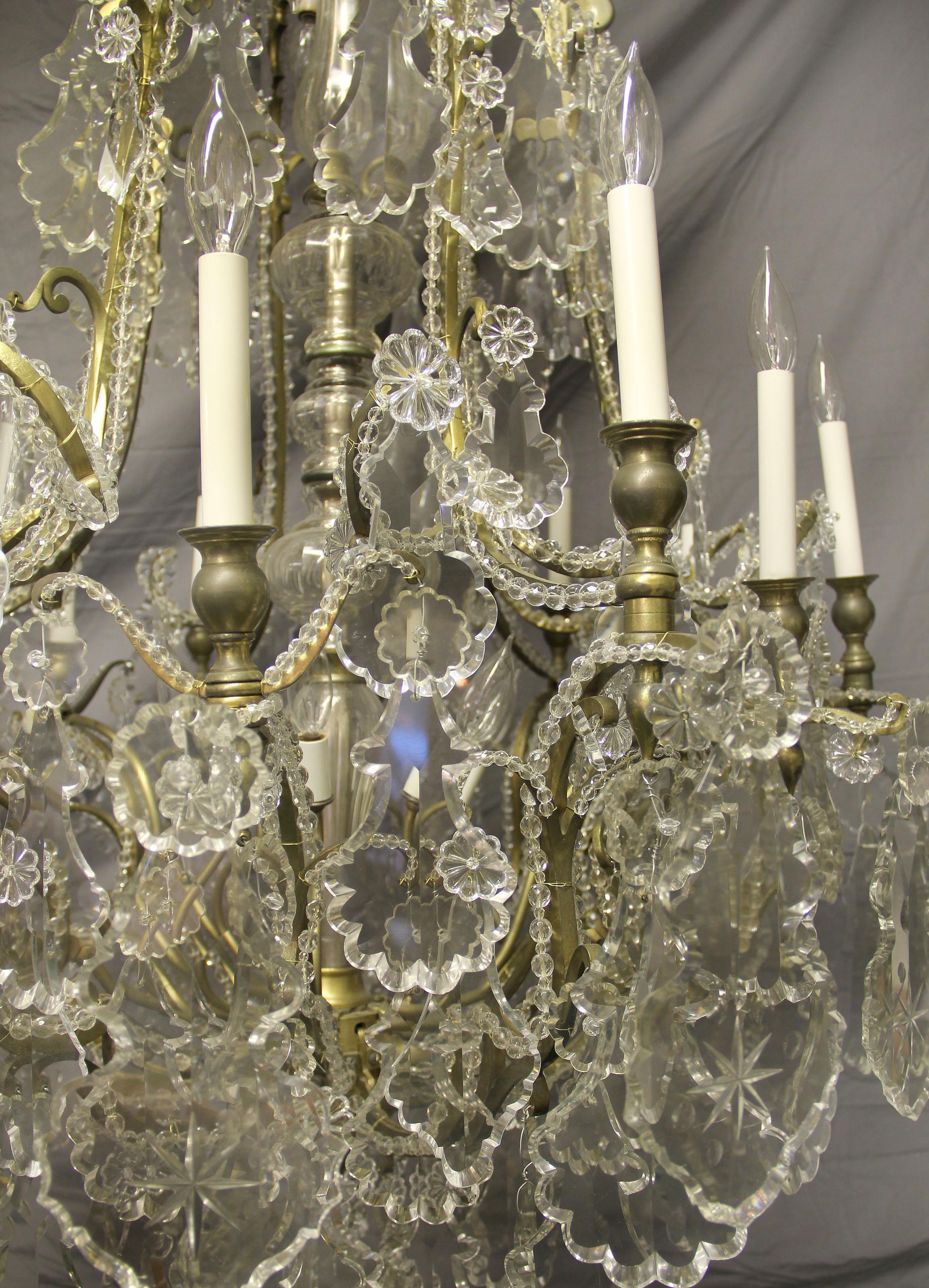 Impressionante lampadario di fine Ottocento in bronzo dorato e cristallo di Baccarat In condizioni buone in vendita a Long Island City, NY