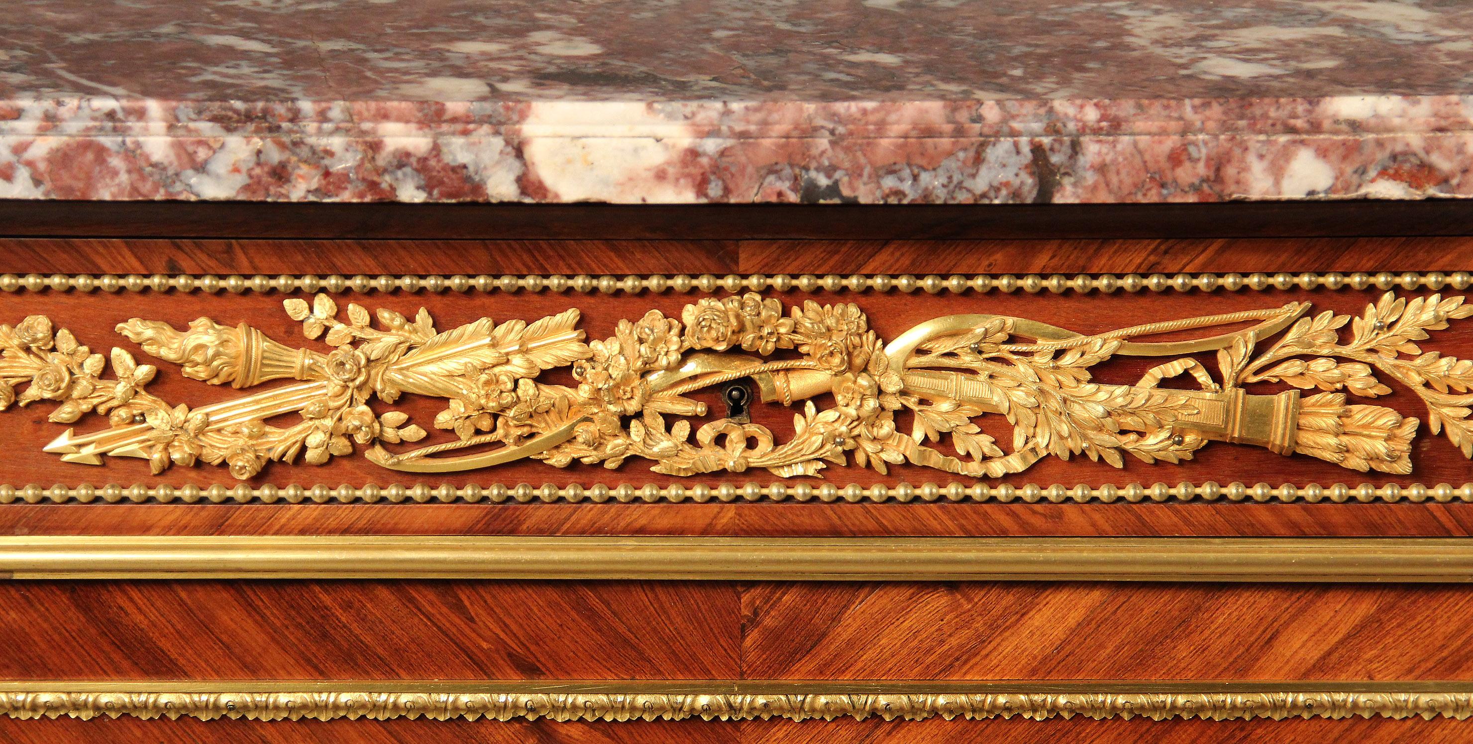 Eine beeindruckende späten 19. Jahrhundert vergoldete Bronze montiert Louis XVI-Stil Schrank / Server Von Henry Dasson

Henry Dasson

Eine demilune Marmorplatte über einer zentralen langen Schublade mit Bronzebeschlägen, die einen Köcher, einen