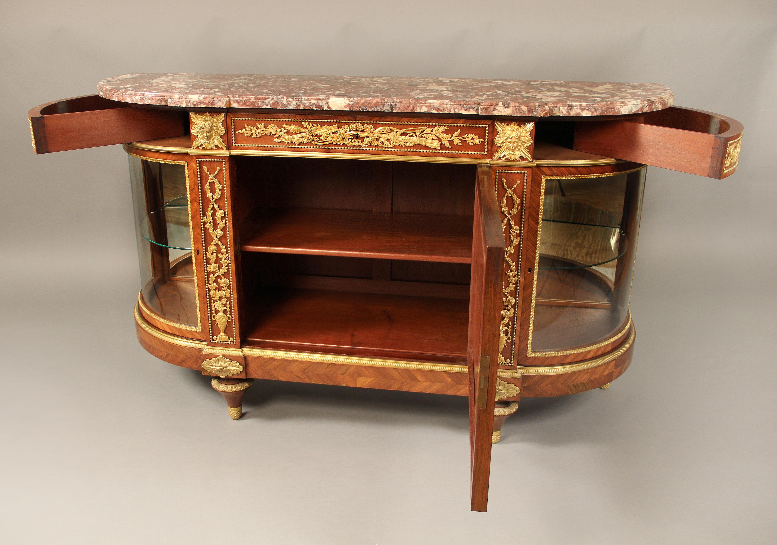 Beeindruckendes Kabinett/Serviertisch aus vergoldeter Bronze aus dem späten 19. Jahrhundert von Henry Dasson (Glas) im Angebot