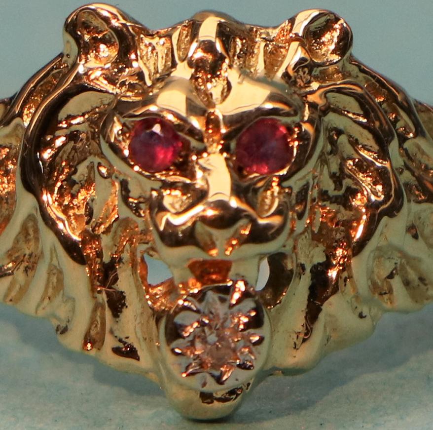 This impressive lion head ring has a fine shape! The fur is clearly visible, the ruby eyes glow and the lion has a diamond in its mouth.
The punch 585 is present in the ring rail.

Ring size: 54.5 / 17.3 mm
Width ring band ring head: 13.6 mm
Width