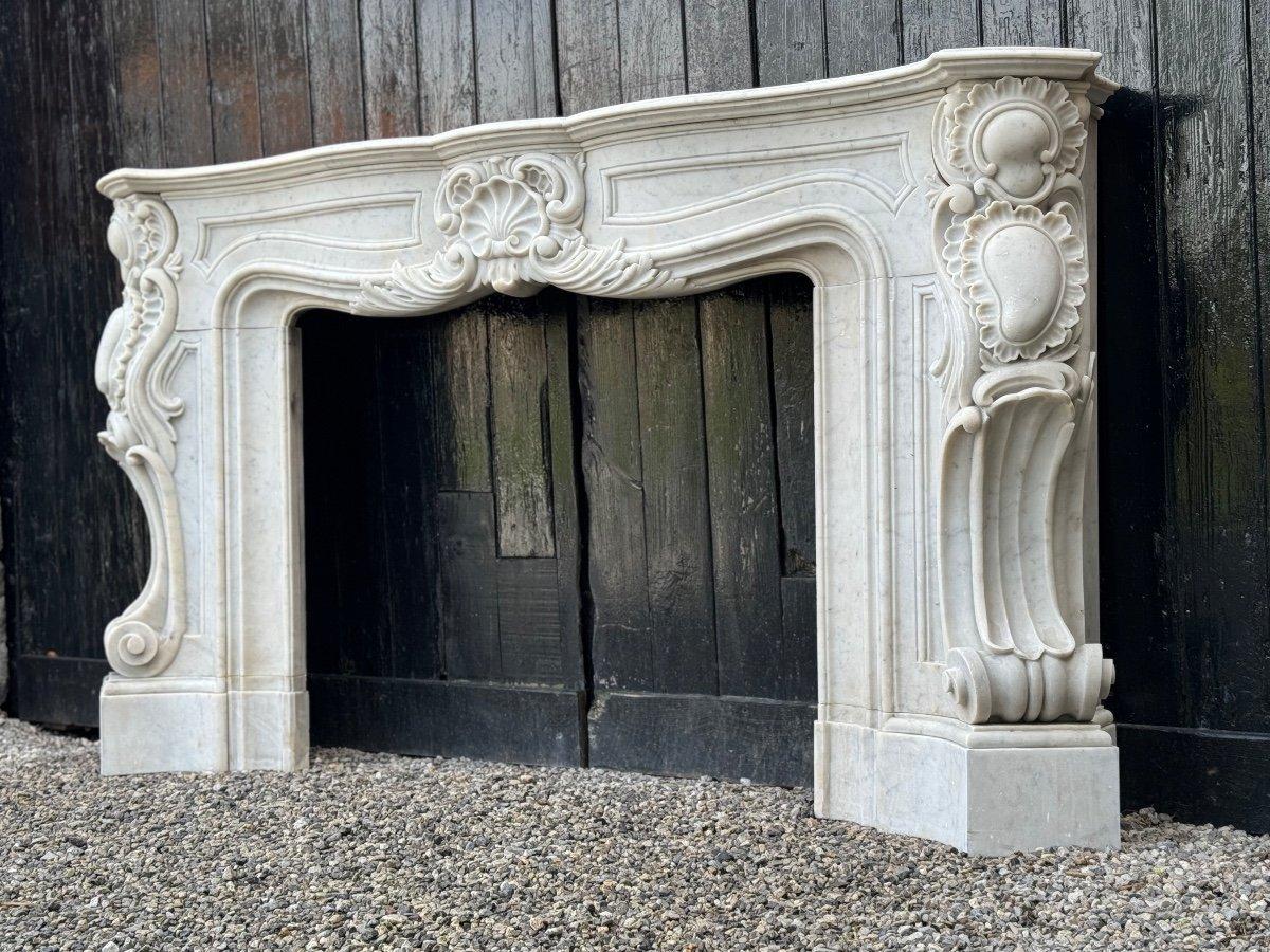 Cheminée de style Louis XV en marbre de Carrare vers 1880 

Dimensions du foyer : 90 x 116cm