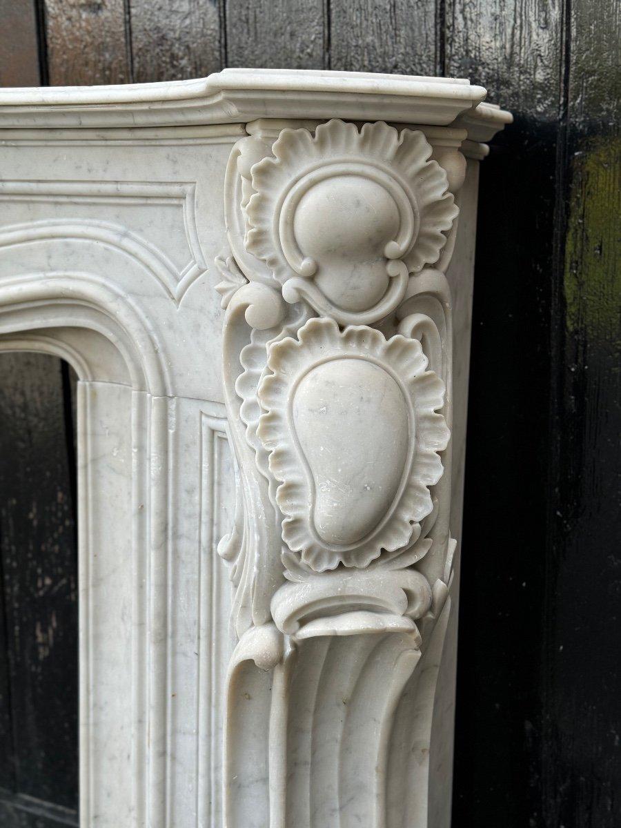 Impressionnante cheminée de style Louis XV en marbre de Carrare Circa 1880 Excellent état - En vente à Honnelles, WHT