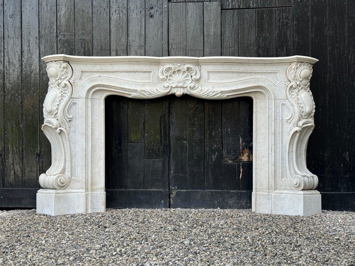 Marbre Impressionnante cheminée de style Louis XV en marbre de Carrare Circa 1880 en vente