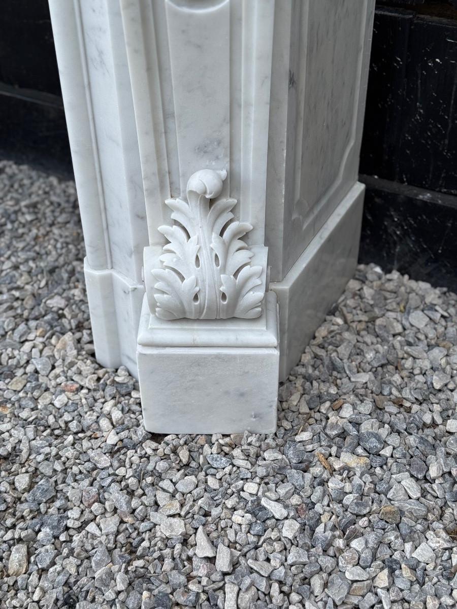 Impressive Louis XV style mantel in finely carved Carrara marble, circa 1880 For Sale 3