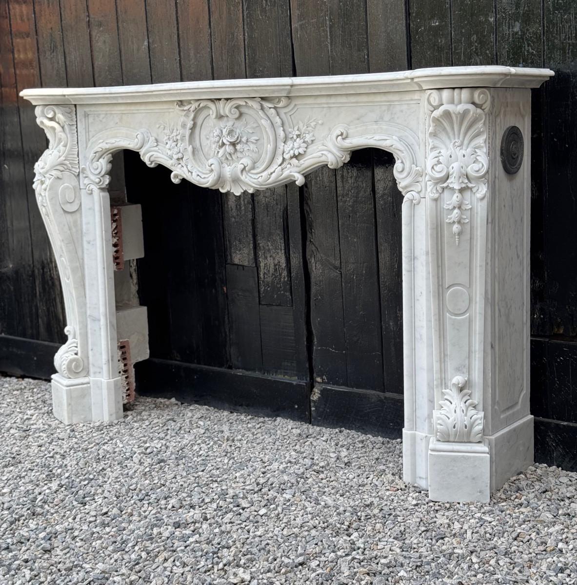 Impressive Louis XV style mantel in finely carved Carrara marble, circa 1880 For Sale 4