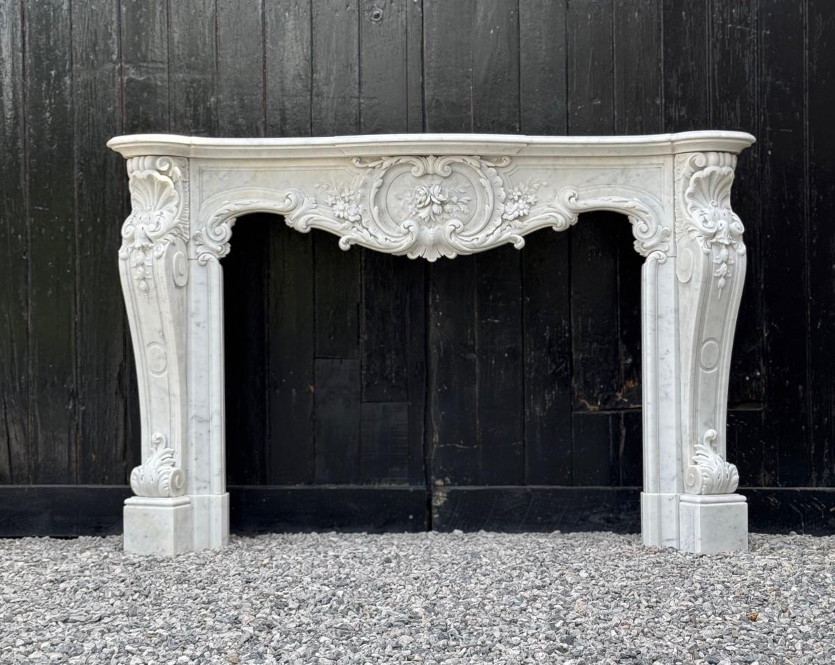 Impressive Louis XV style mantel in finely carved Carrara marble,circa 1880
Fireplace dimensions: 82x122cm