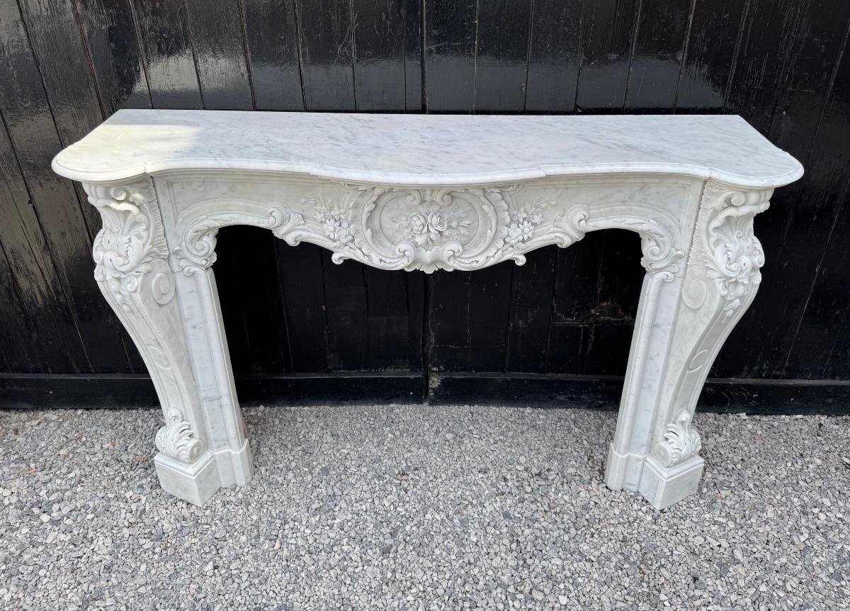 Regency Impressive Louis XV style mantel in finely carved Carrara marble, circa 1880 For Sale