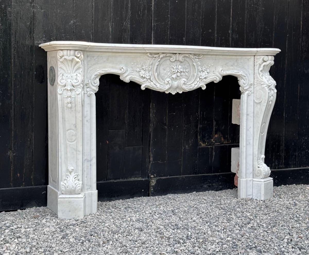 French Impressive Louis XV style mantel in finely carved Carrara marble, circa 1880 For Sale