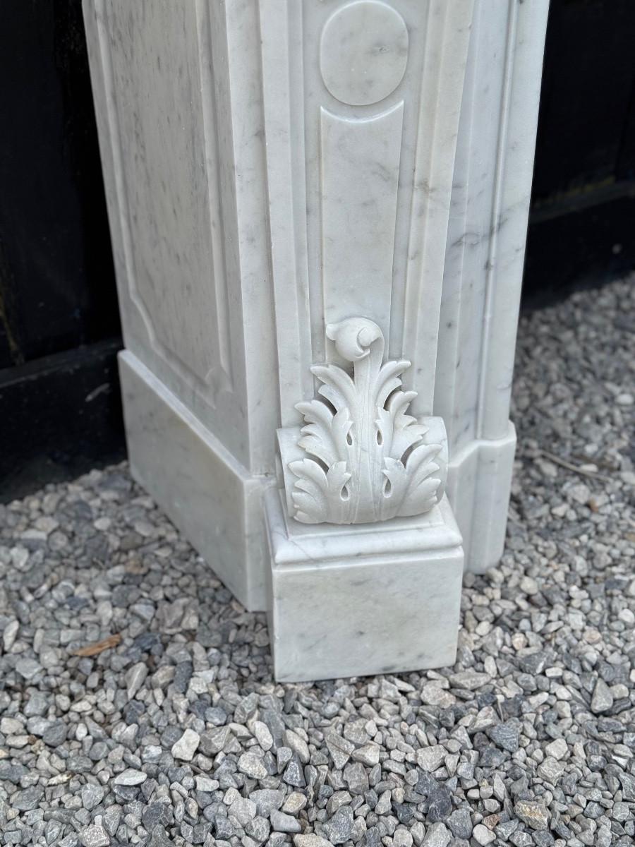 Impressive Louis XV style mantel in finely carved Carrara marble, circa 1880 In Good Condition For Sale In Honnelles, WHT