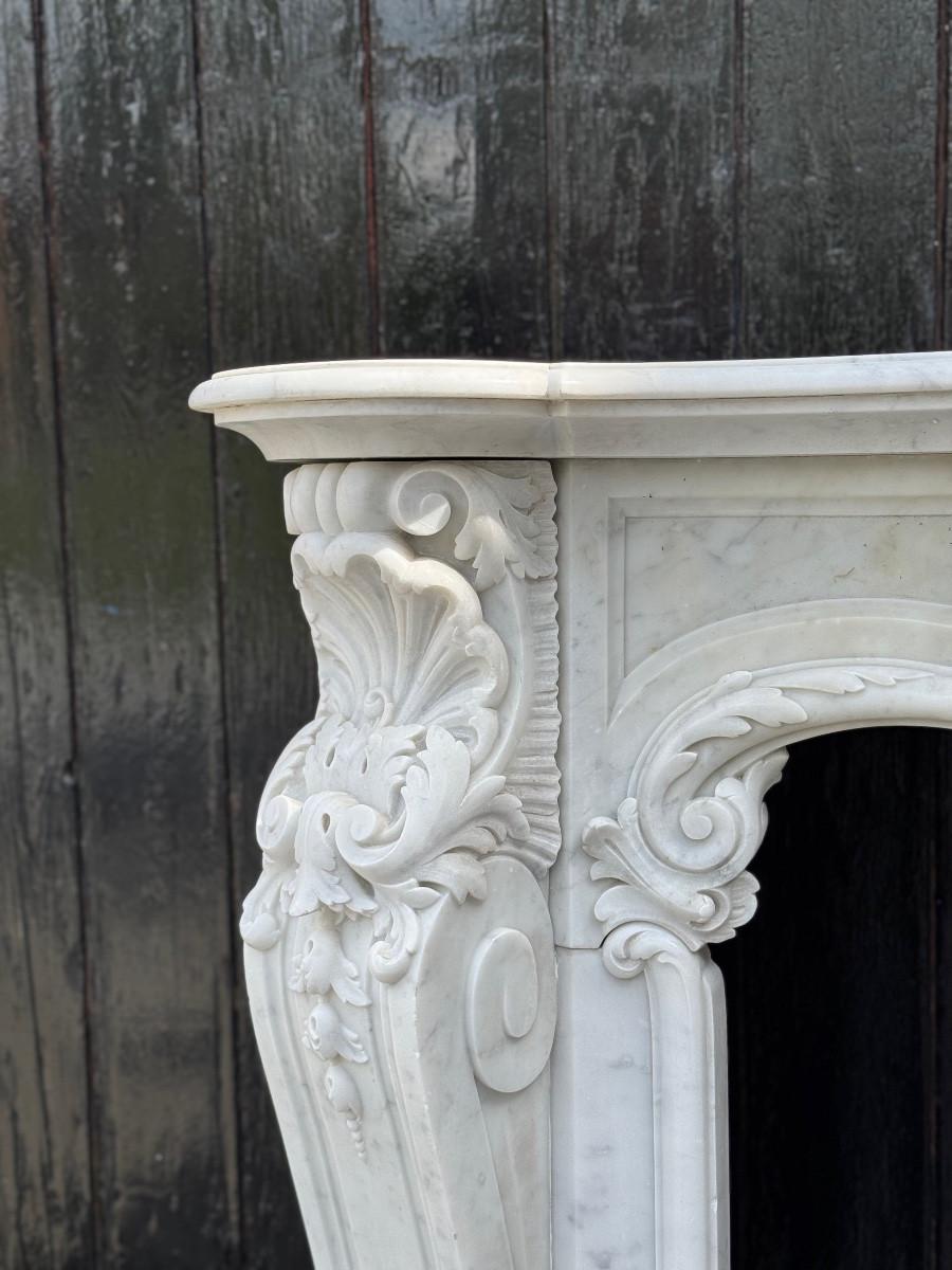 19th Century Impressive Louis XV style mantel in finely carved Carrara marble, circa 1880 For Sale