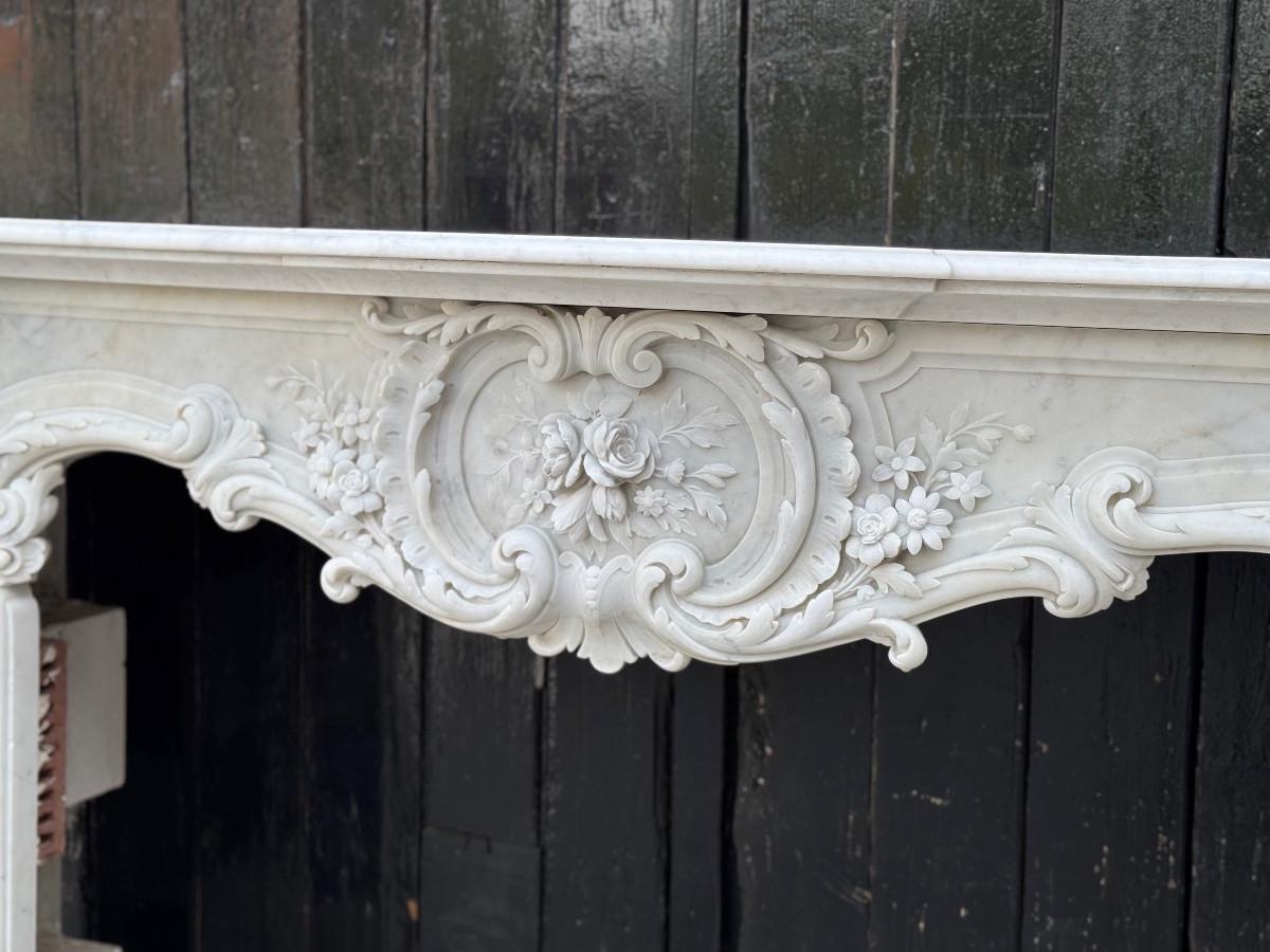 Marble Impressive Louis XV style mantel in finely carved Carrara marble, circa 1880 For Sale