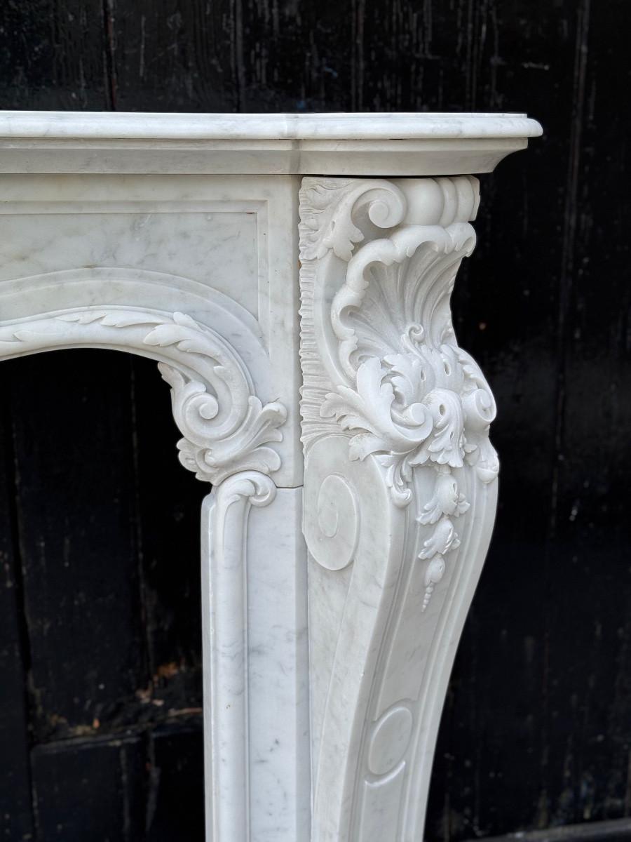 Impressive Louis XV style mantel in finely carved Carrara marble, circa 1880 For Sale 1