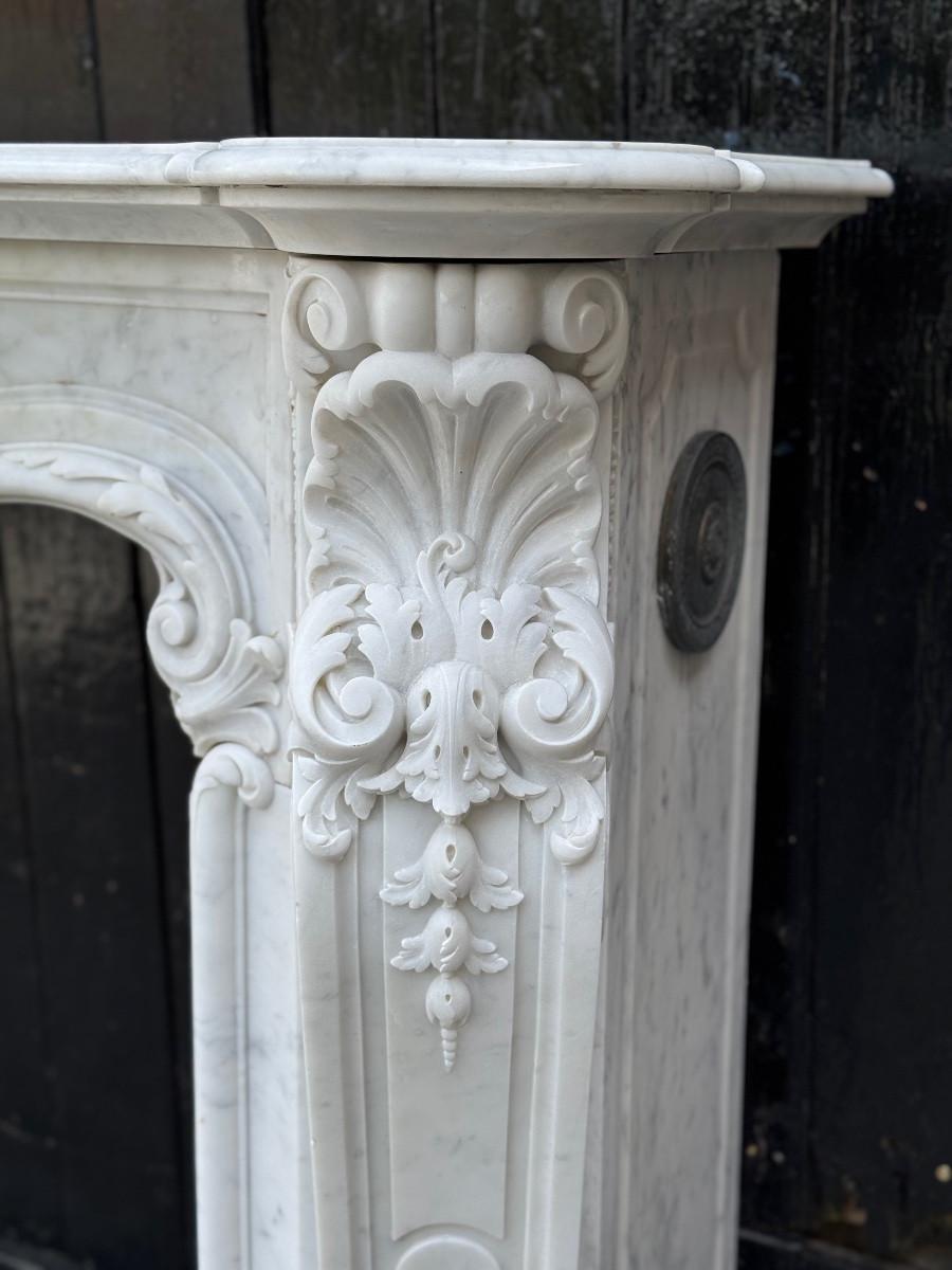 Impressive Louis XV style mantel in finely carved Carrara marble, circa 1880 For Sale 2