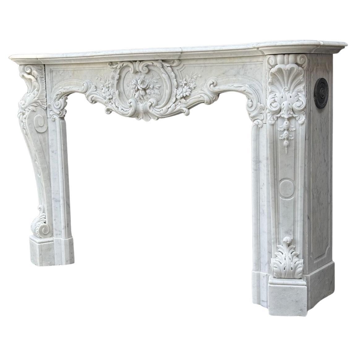 Impressionnante cheminée de style Louis XV en marbre de Carrare finement sculpté, vers 1880