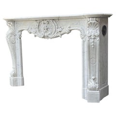 Impresionante repisa de estilo Luis XV en mármol de Carrara finamente tallado, hacia 1880
