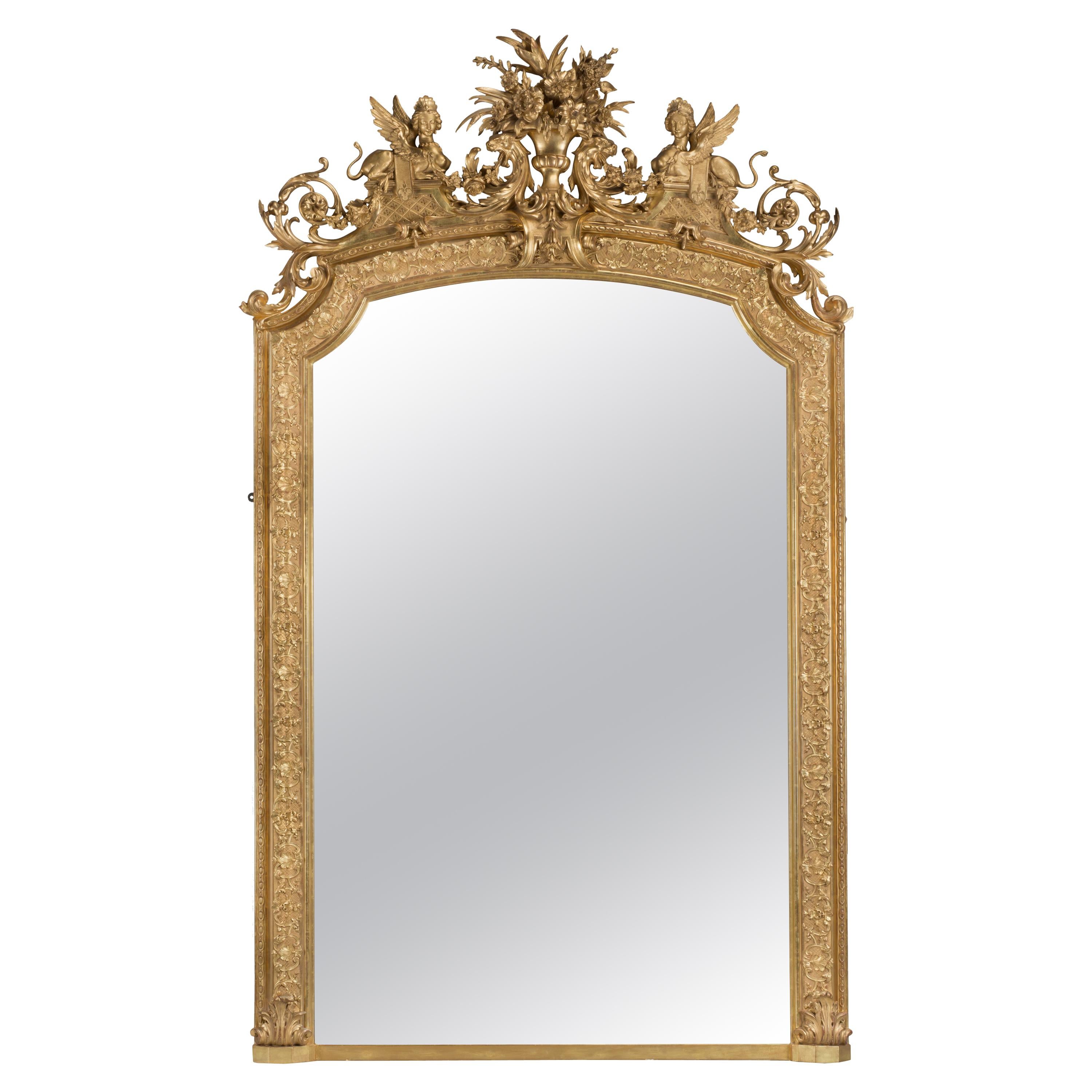 Impressionnant miroir de style Louis XVI en bois doré sculpté et gesso:: français:: vers 1890