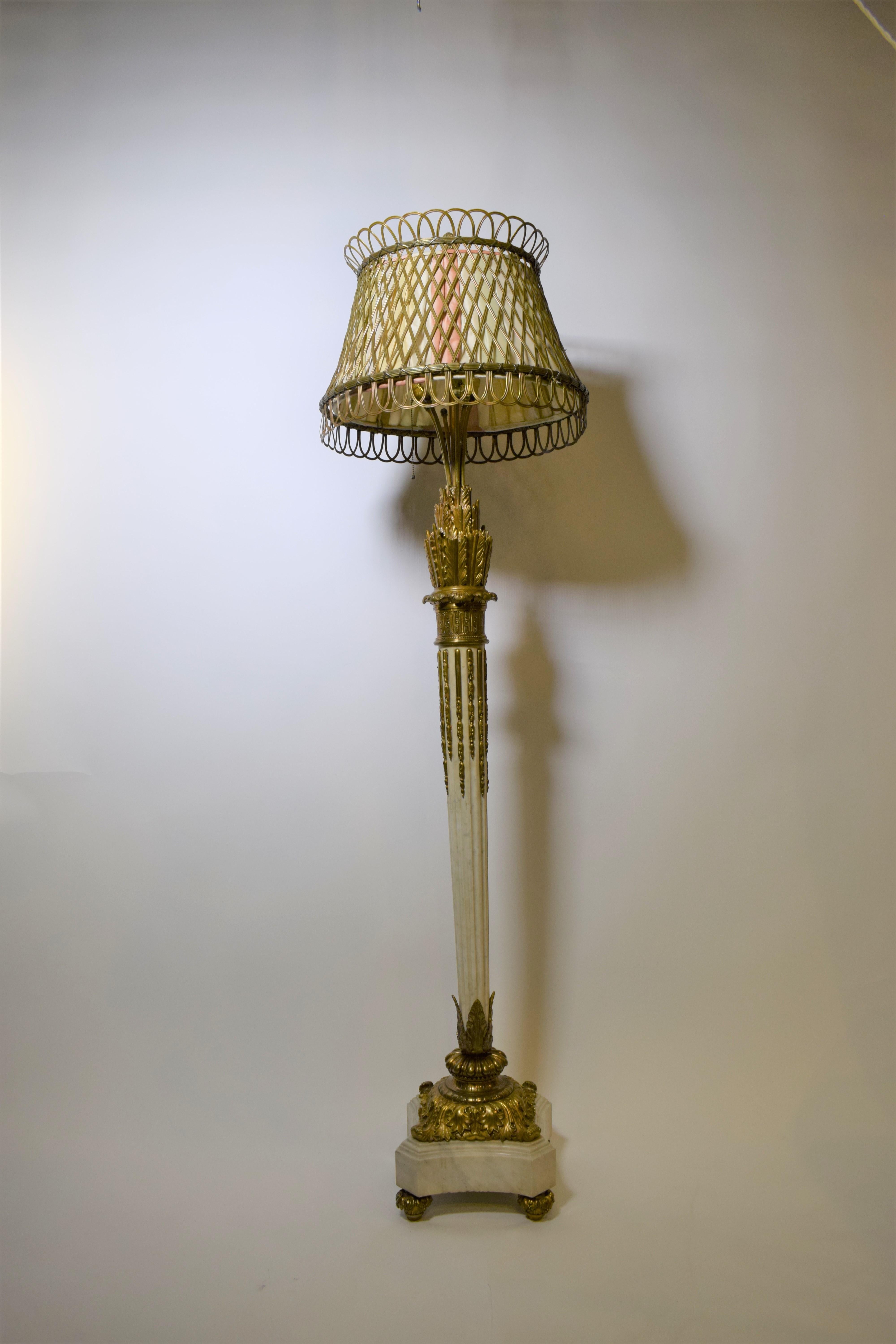 Beeindruckende Stehlampe aus vergoldeter Bronze und Marmor im Louis-XVI.-Stil im Angebot 3