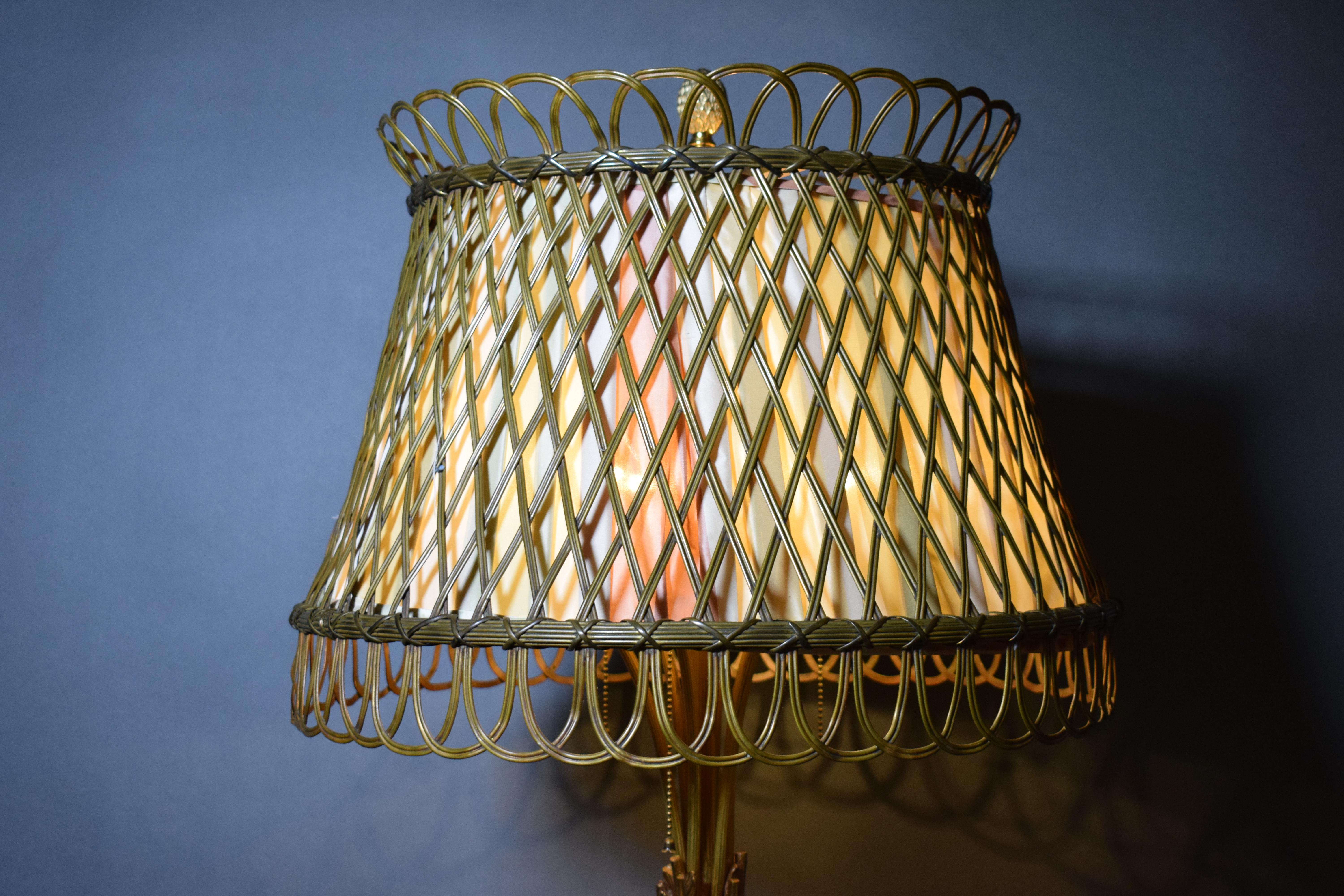 Beeindruckende Stehlampe aus vergoldeter Bronze und Marmor im Louis-XVI.-Stil im Angebot 4