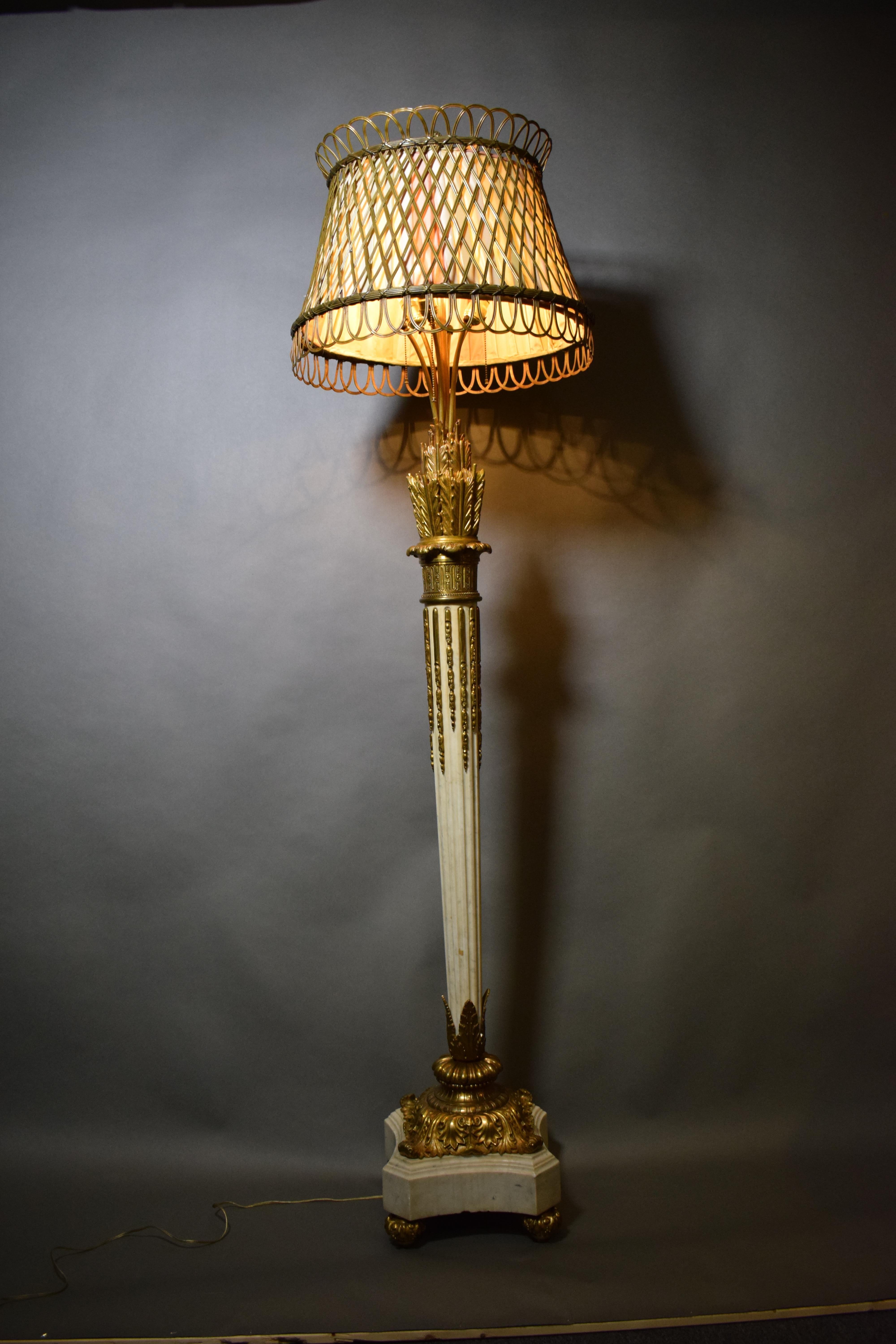 Beeindruckende Stehlampe aus vergoldeter Bronze und Marmor im Louis-XVI.-Stil im Angebot 5