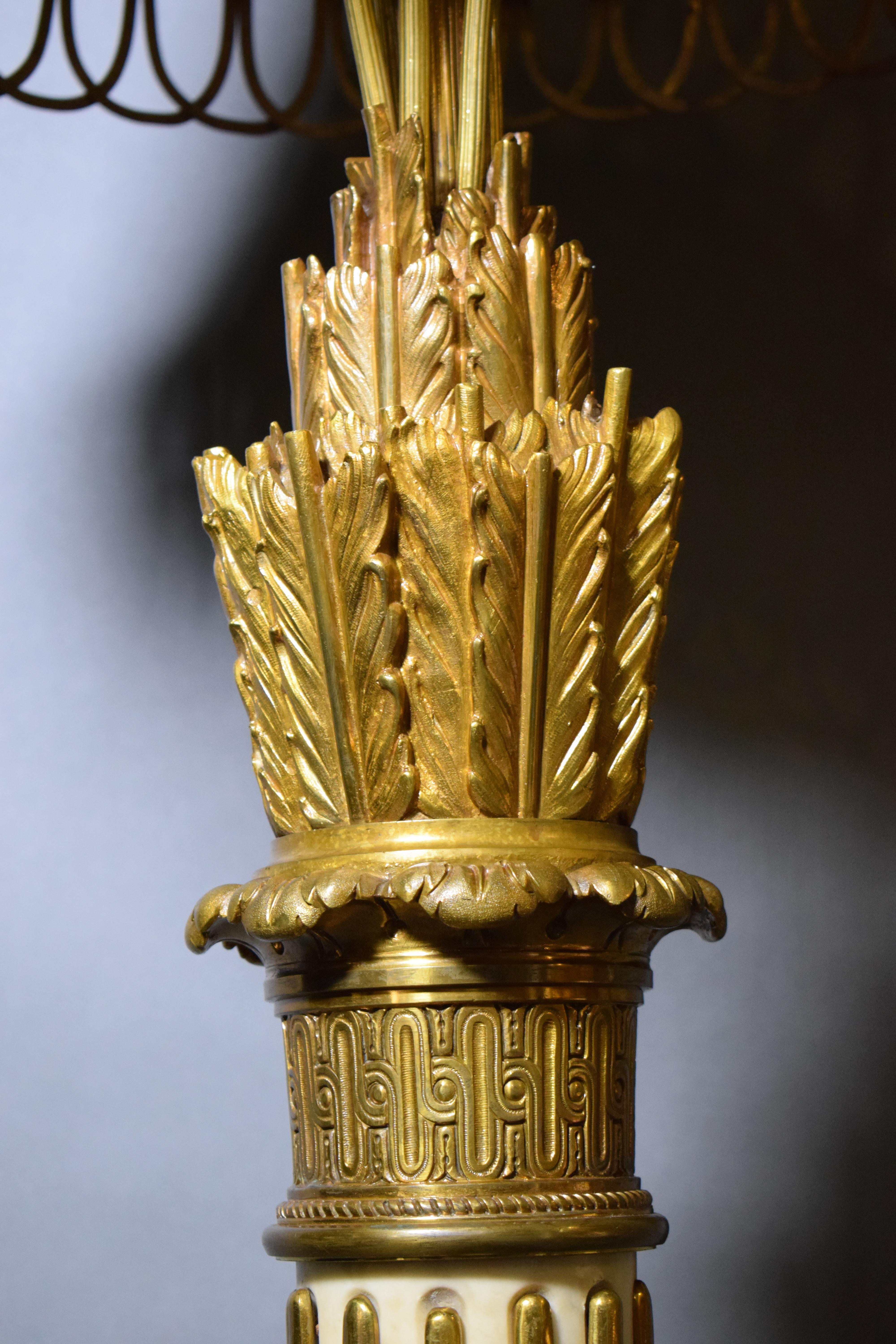 Beeindruckende Stehlampe aus vergoldeter Bronze und Marmor im Louis-XVI.-Stil im Angebot 6