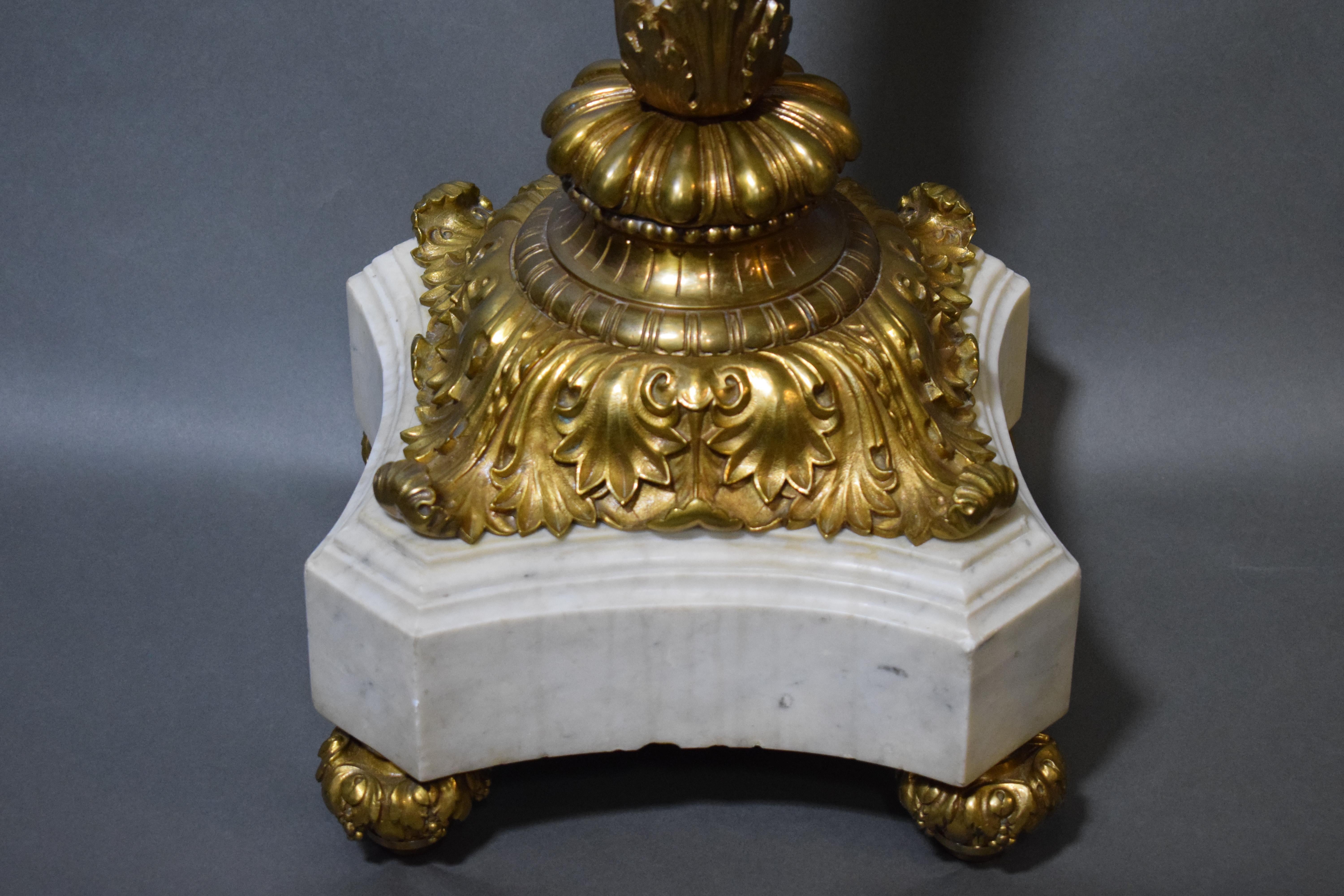 Beeindruckende Stehlampe aus vergoldeter Bronze und Marmor im Louis-XVI.-Stil im Angebot 7