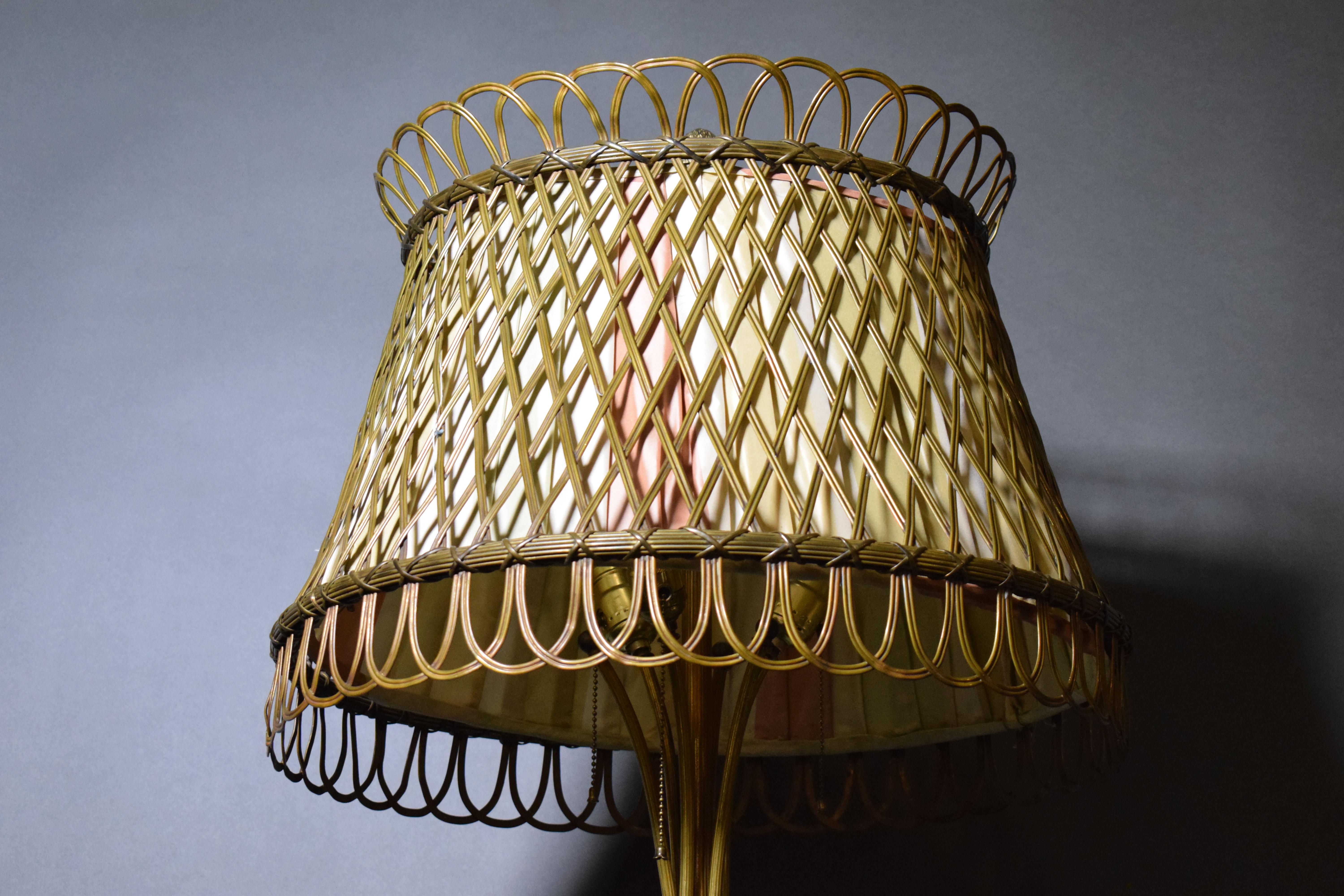 Beeindruckende Stehlampe aus vergoldeter Bronze und Marmor im Louis-XVI.-Stil im Angebot 8