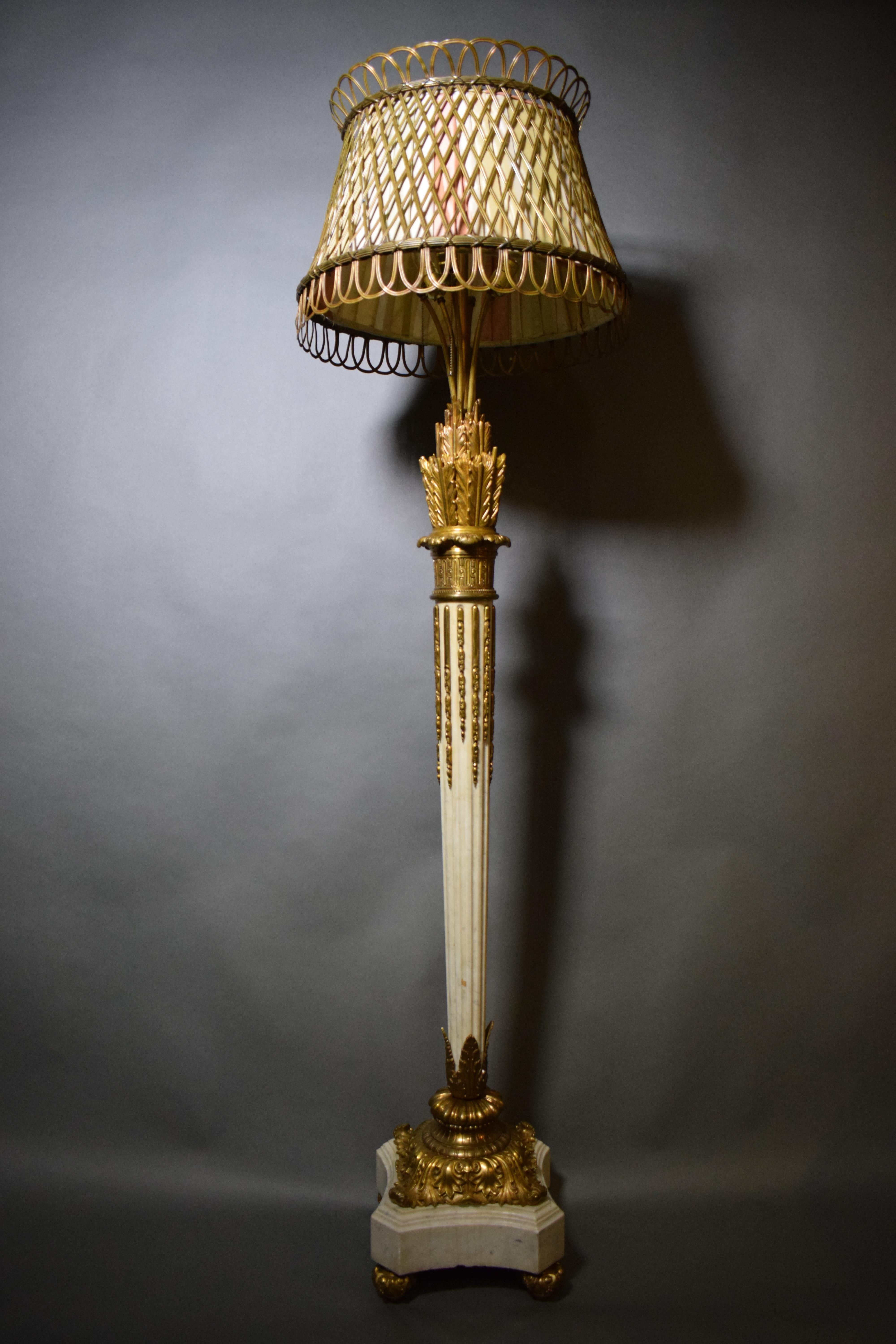 Impressionnant lampadaire de style Louis XVI en bronze doré et marbre en vente 6