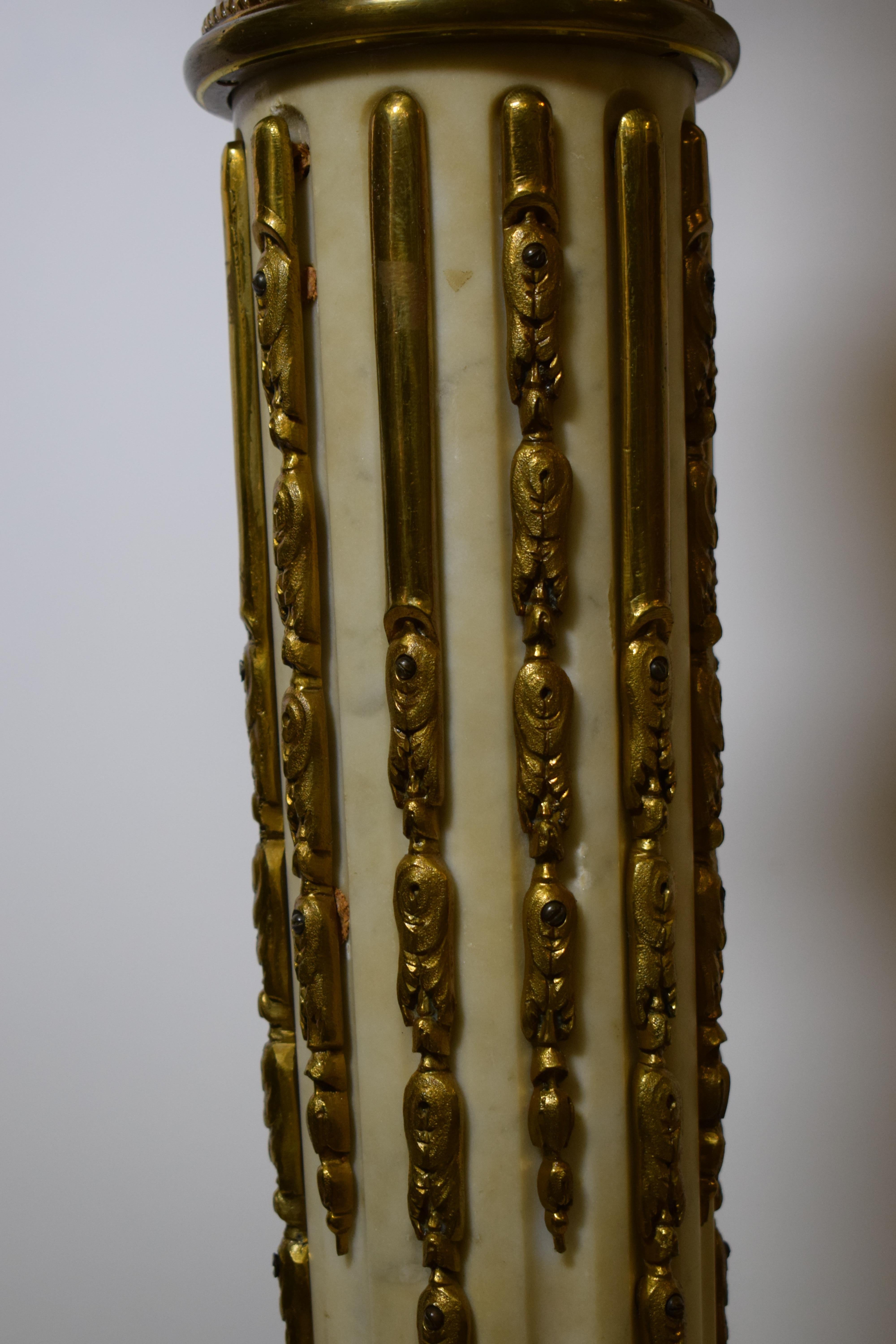 Beeindruckende Stehlampe aus vergoldeter Bronze und Marmor im Louis-XVI.-Stil im Angebot 10