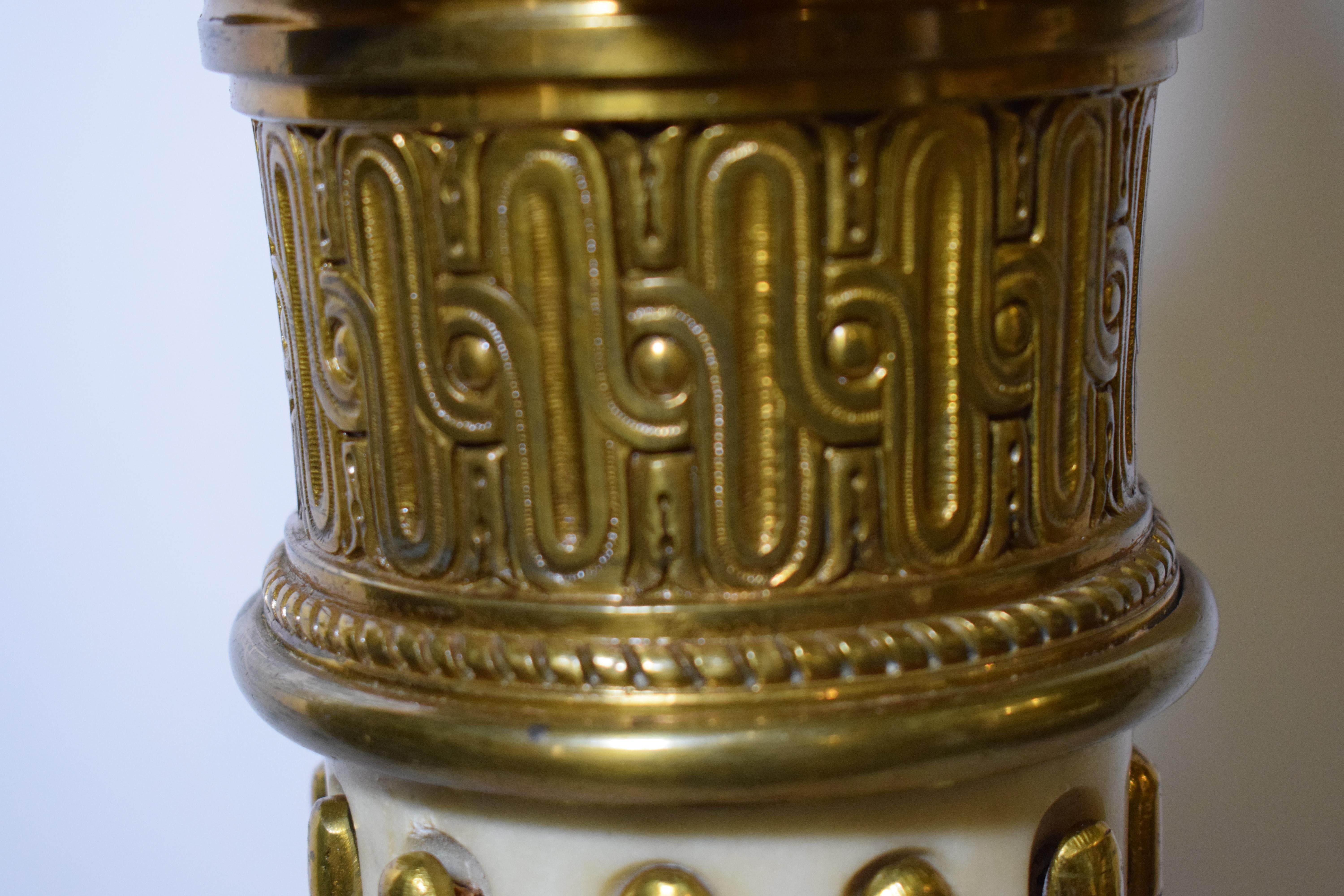 Impressionnant lampadaire de style Louis XVI en bronze doré et marbre en vente 8