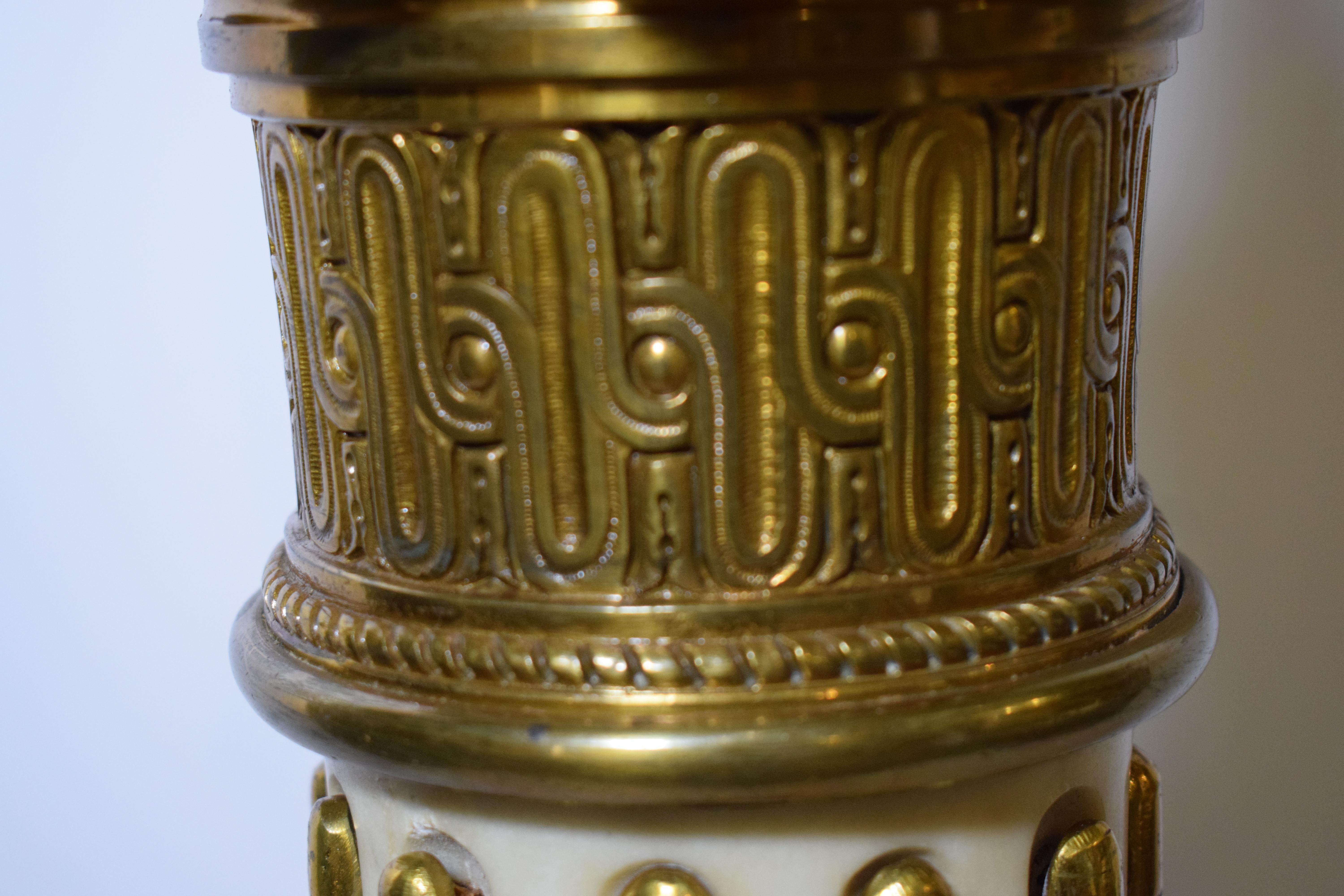 Impressionante lampada da terra in stile Luigi XVI in bronzo dorato e marmo in vendita 11