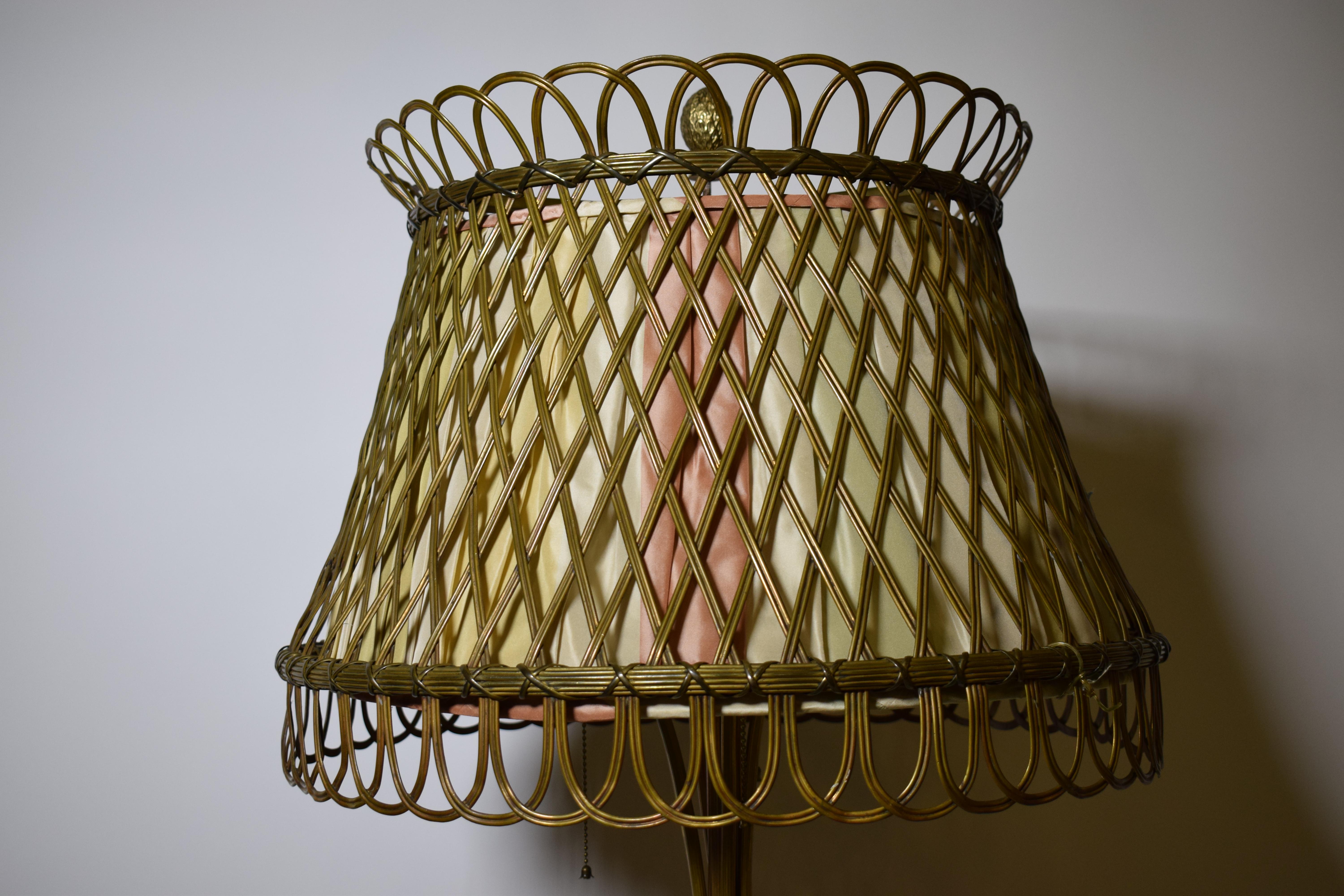 Beeindruckende Stehlampe aus vergoldeter Bronze und Marmor im Louis-XVI.-Stil im Angebot 12