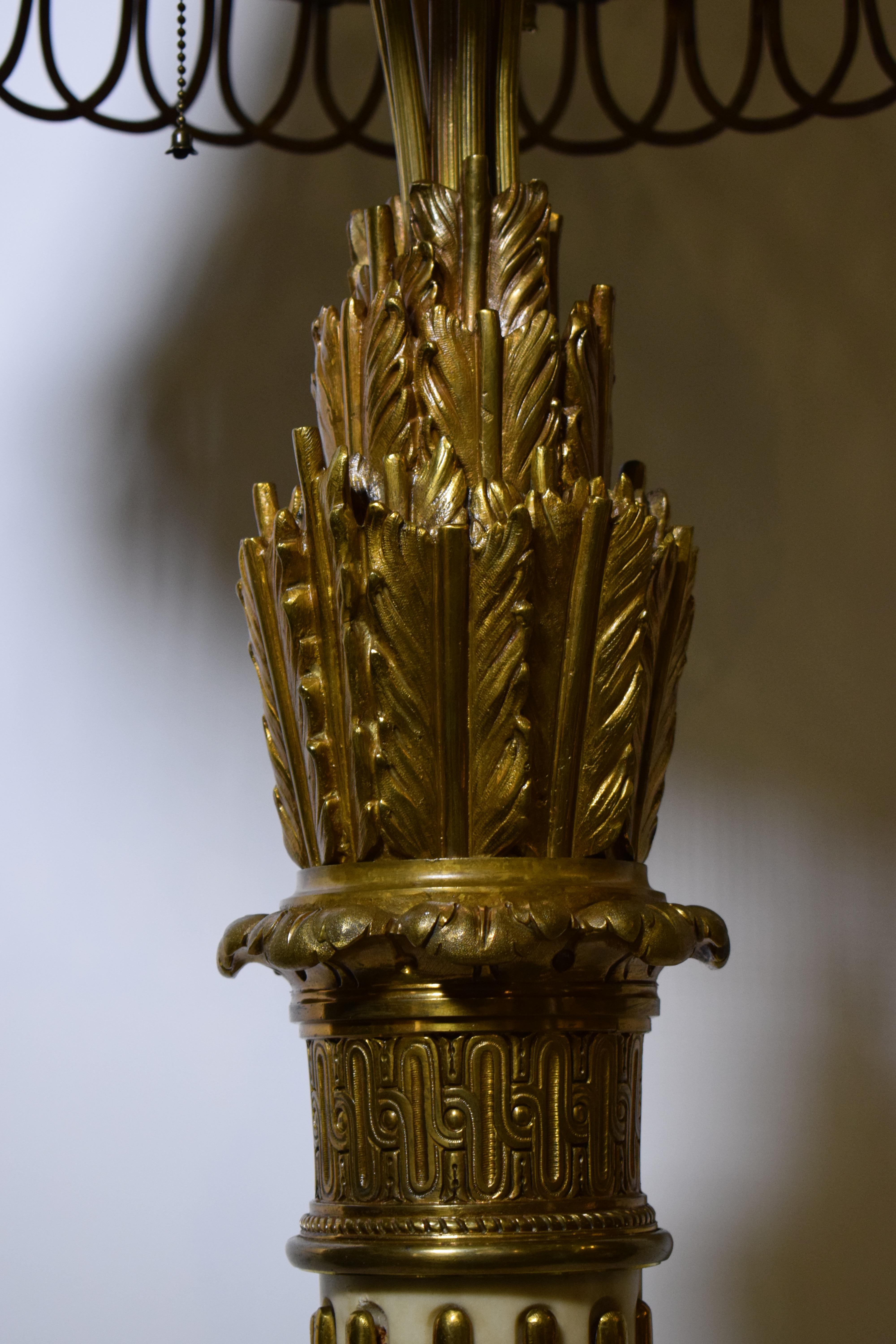 Beeindruckende Stehlampe aus vergoldeter Bronze und Marmor im Louis-XVI.-Stil im Angebot 13