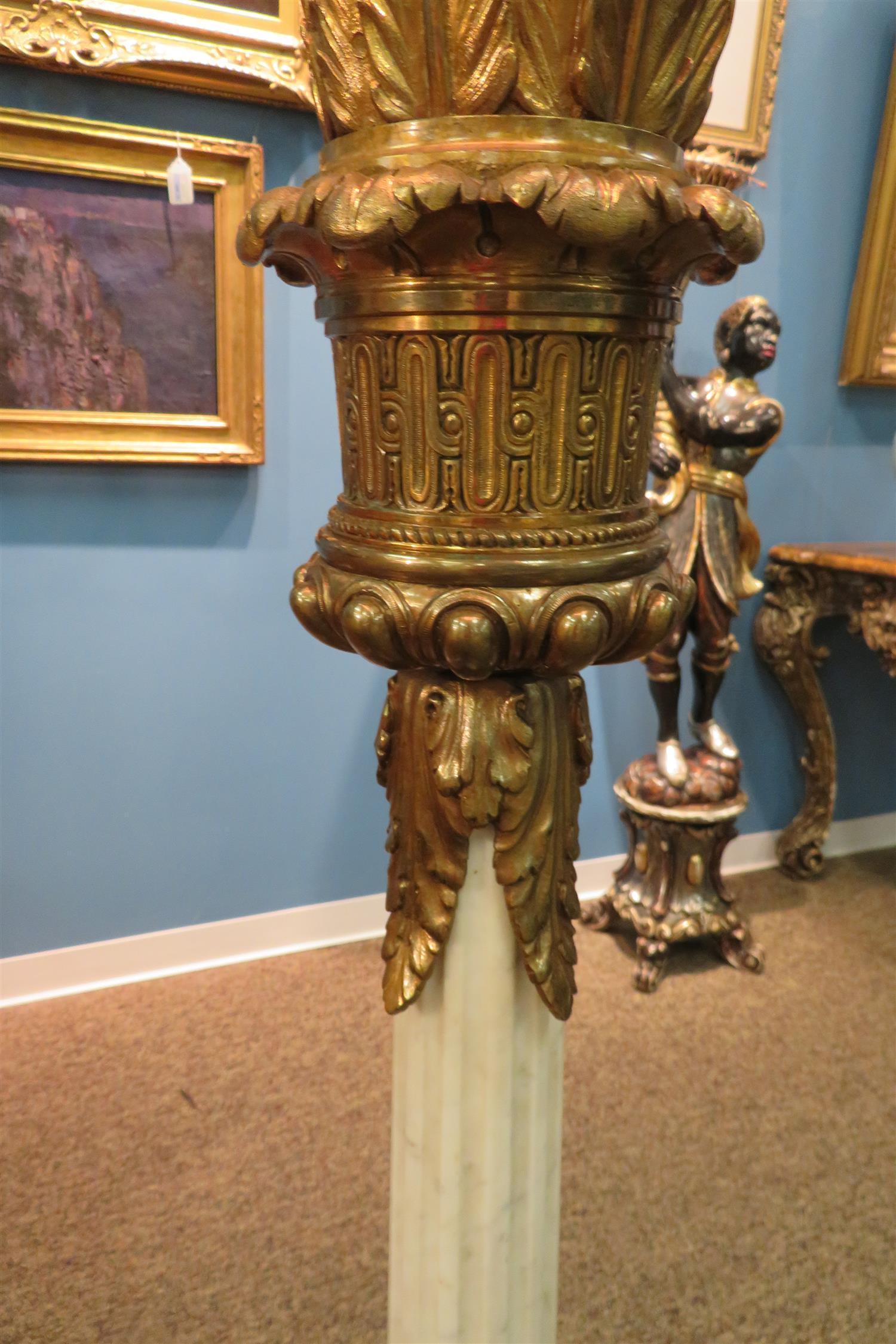 Beeindruckende Stehlampe aus vergoldeter Bronze und Marmor im Louis-XVI.-Stil (Vergoldet) im Angebot