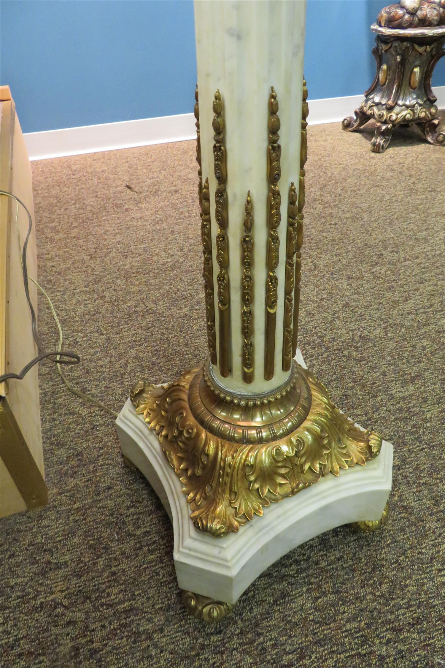 Français Impressionnant lampadaire de style Louis XVI en bronze doré et marbre en vente